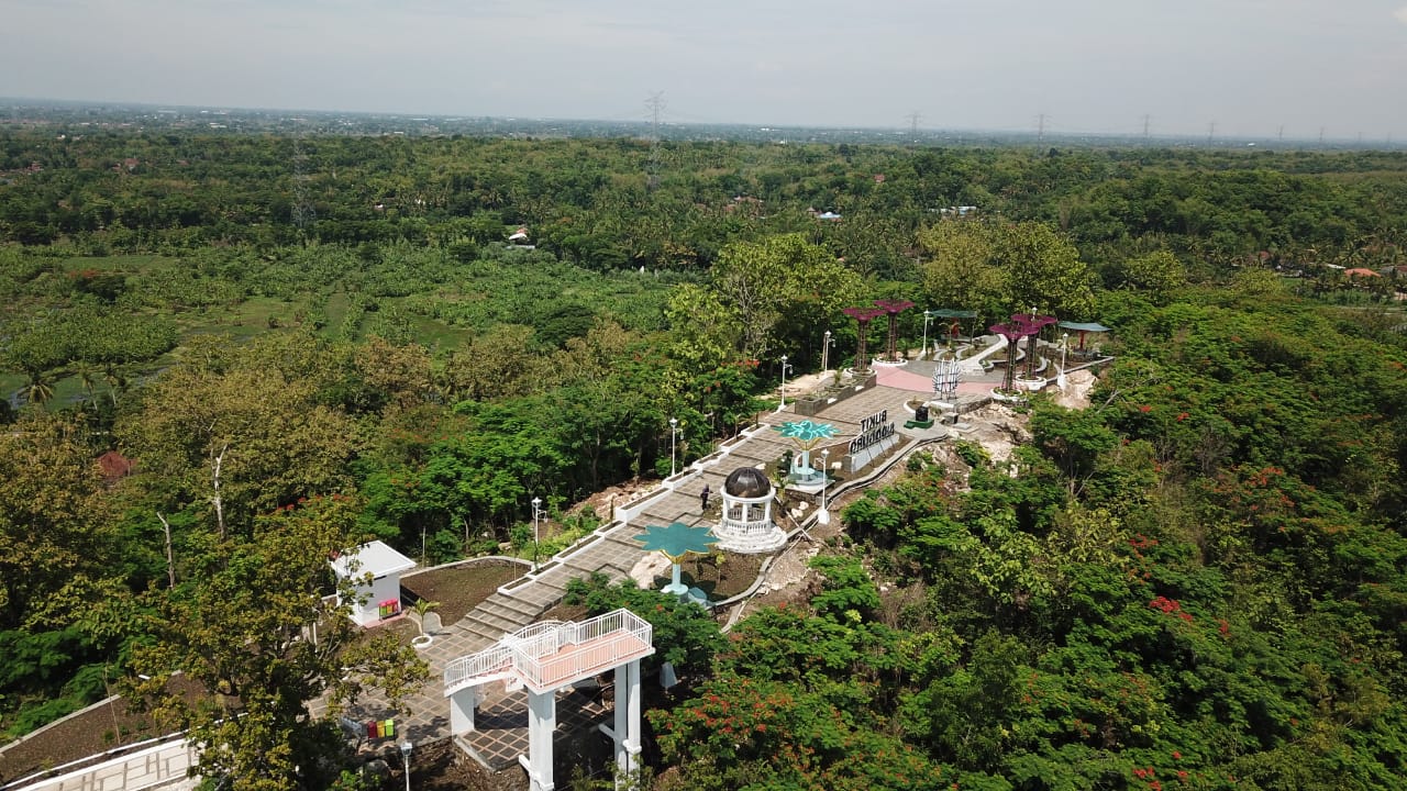Objek Wisata Bukit Sidoguro di Jombor Permai, Desa Krakitan, Kecamatan Bayat, Kabupaten Klaten, Jawa Tengah, terus dibenahi dan diperindah. 