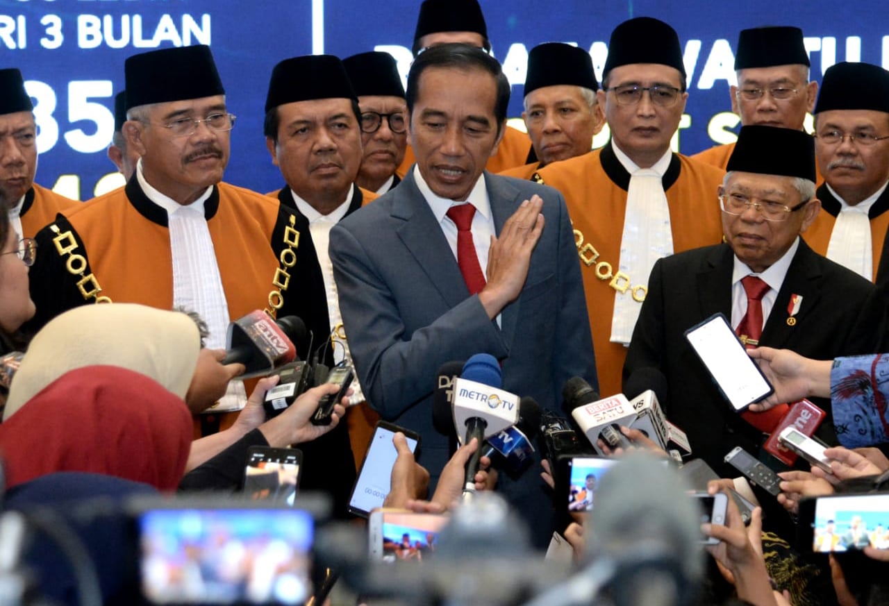 Presiden Joko Widodo (tengah) memberikan keterangan kepada wartawan seusai Sidang Pleno Istimewa Laporan Tahunan Mahkamah Agung Tahun 2019.