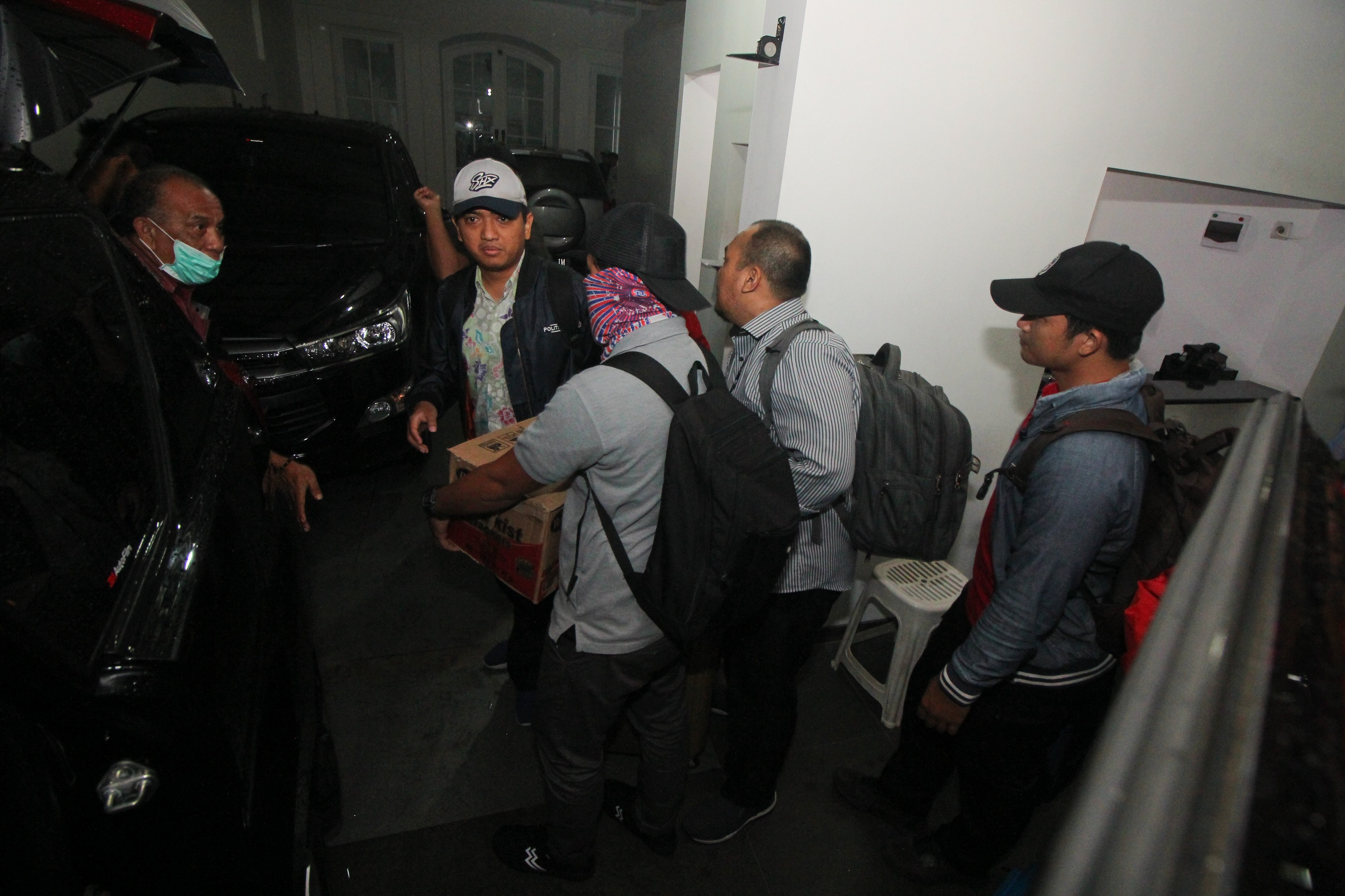 Petugas KPK menggeledah kantor pengacara yang merupakan kerabat Nurhadi di jawa Timur