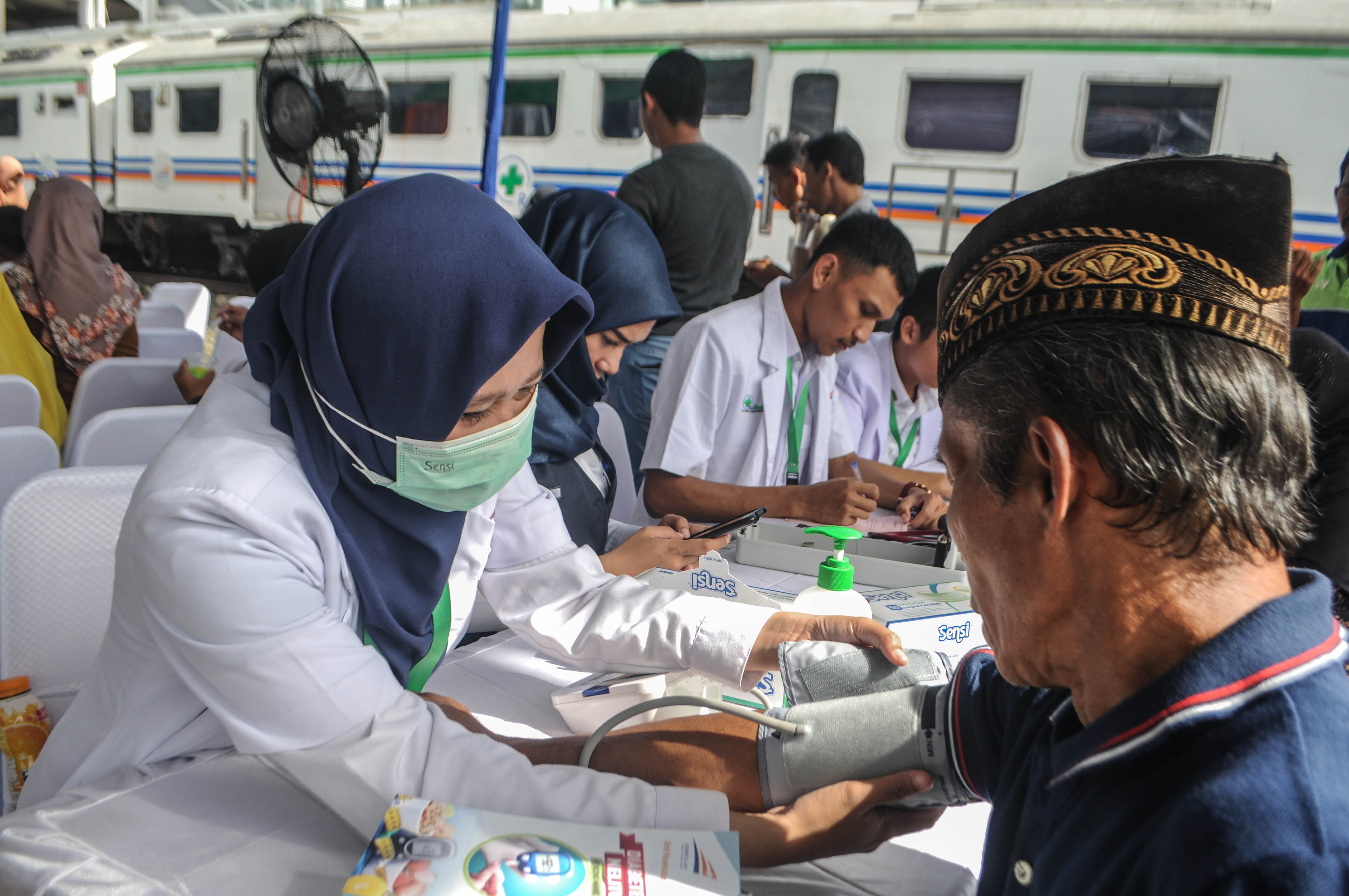 Dokter memeriksa kesehatan pasien di Stasiun Maja, Banten.