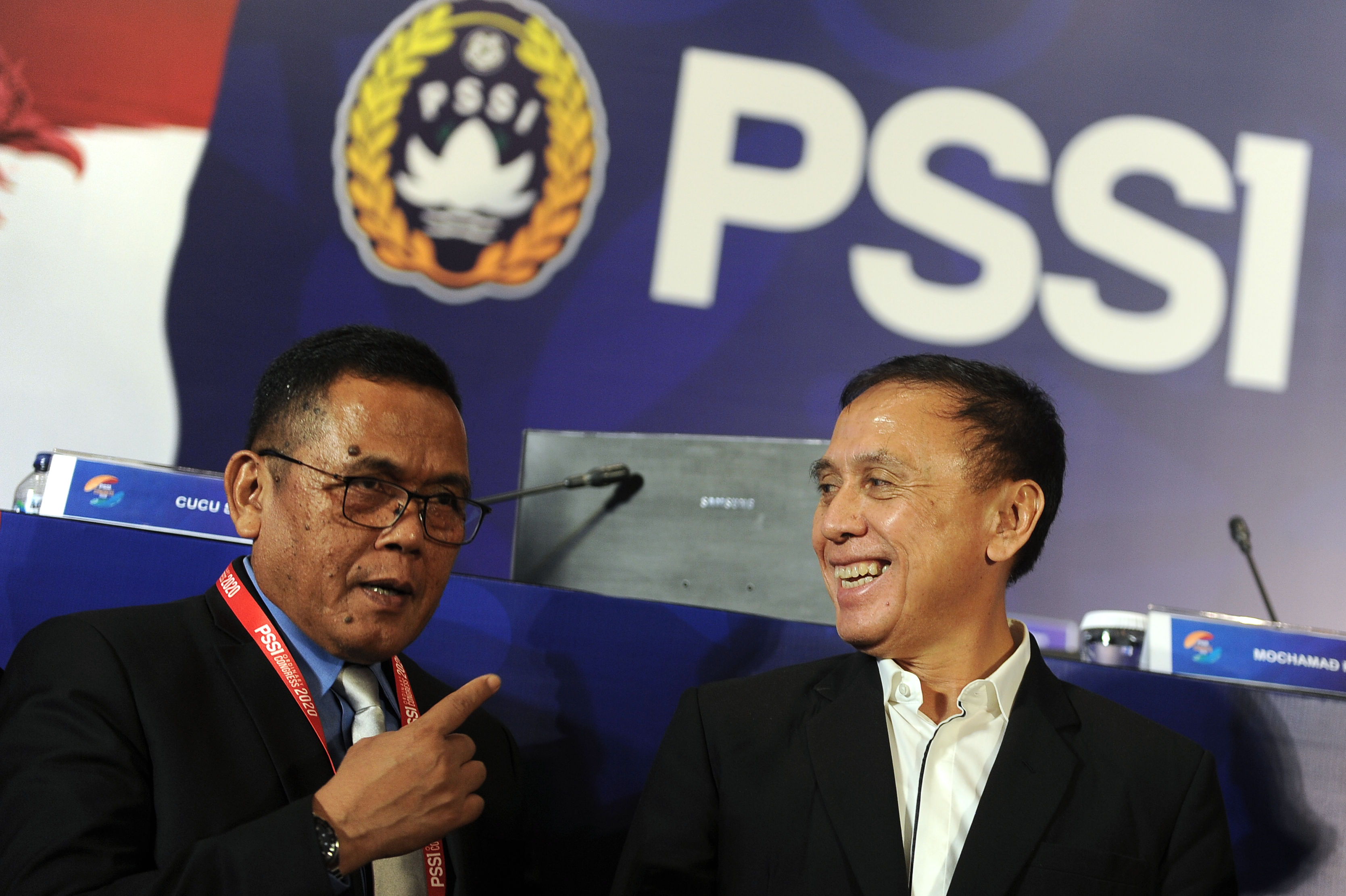 Ketua Umum PSSI Mochamad Iriawan (kanan) berbincang dengan Wakil Ketua Umum PSSI Cucu Somantri (kiri) 