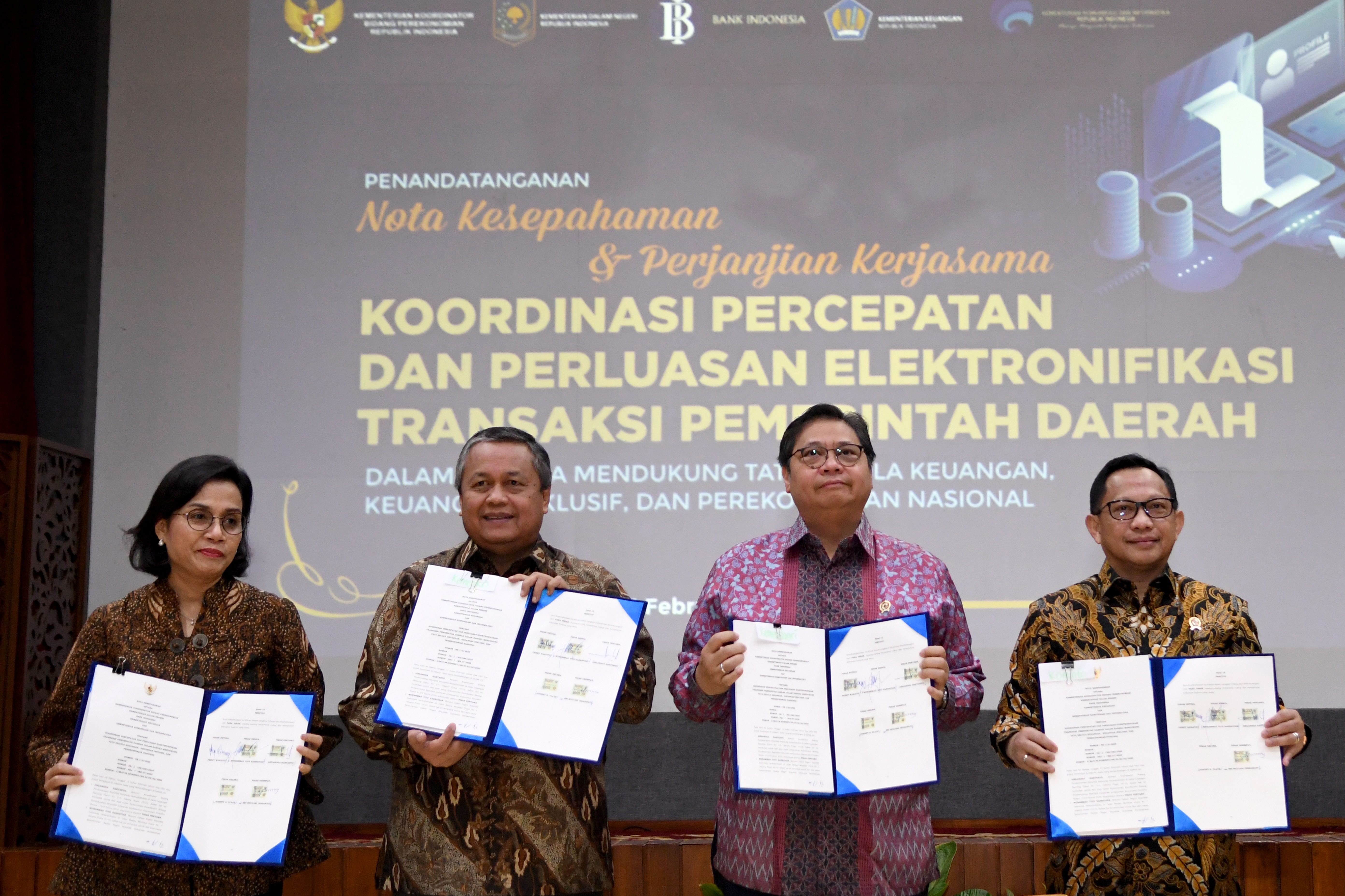Menteri Kabinet Indonesia Maju menunjukkan nota kesepahaman dan perjanjian kerja sama Elektronifikasi Transaksi Pemerintah Daerah.