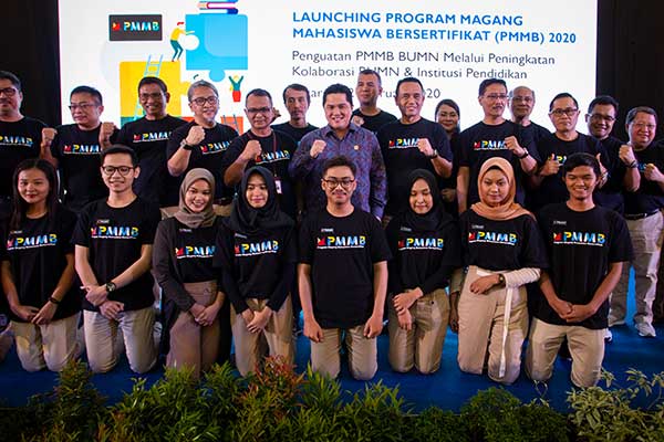  Menteri BUMN Erick Thohir berfoto dengan perwakilan Direktur BUMN, Rektor dan peserta Program Magang Mahasiswa Bersertifikat (PMMB) BUMN 