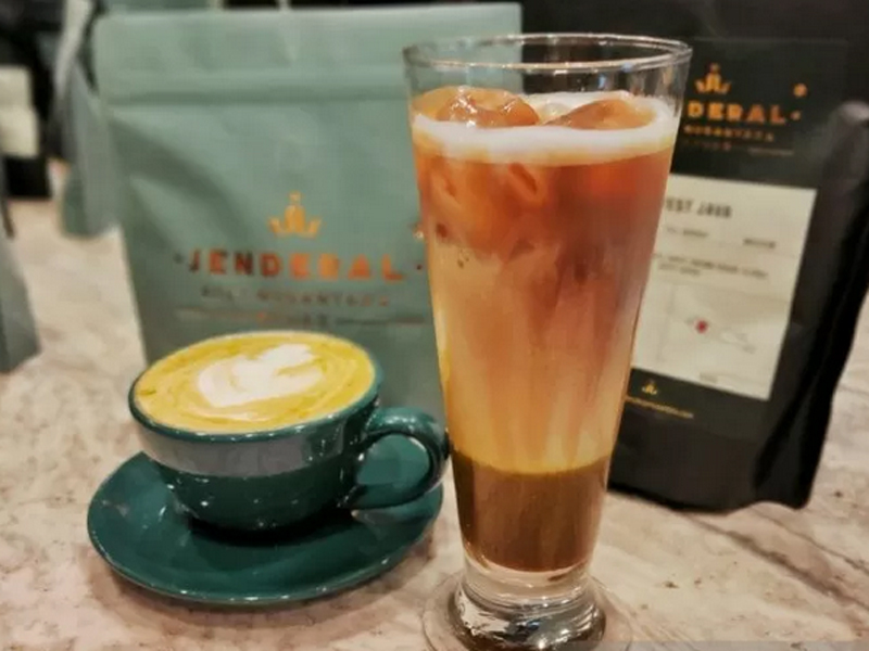 Klepon Latte, salah satu menu yang disajikan di kedai kopi Jenderal - Kopi Nusantara Buwas