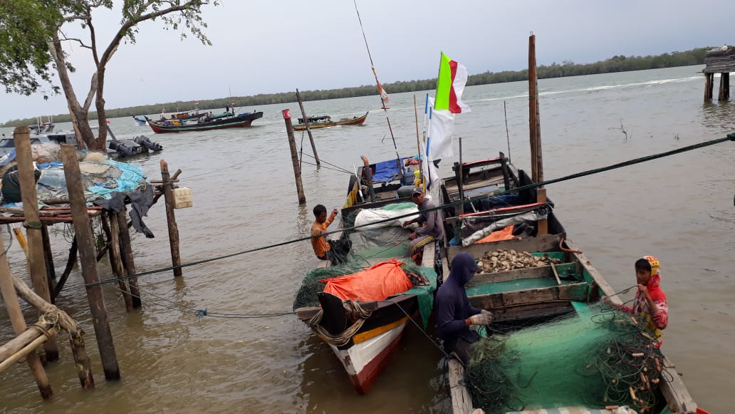 Akibat gelombangtinggi, nelayan tidak bisa melaut