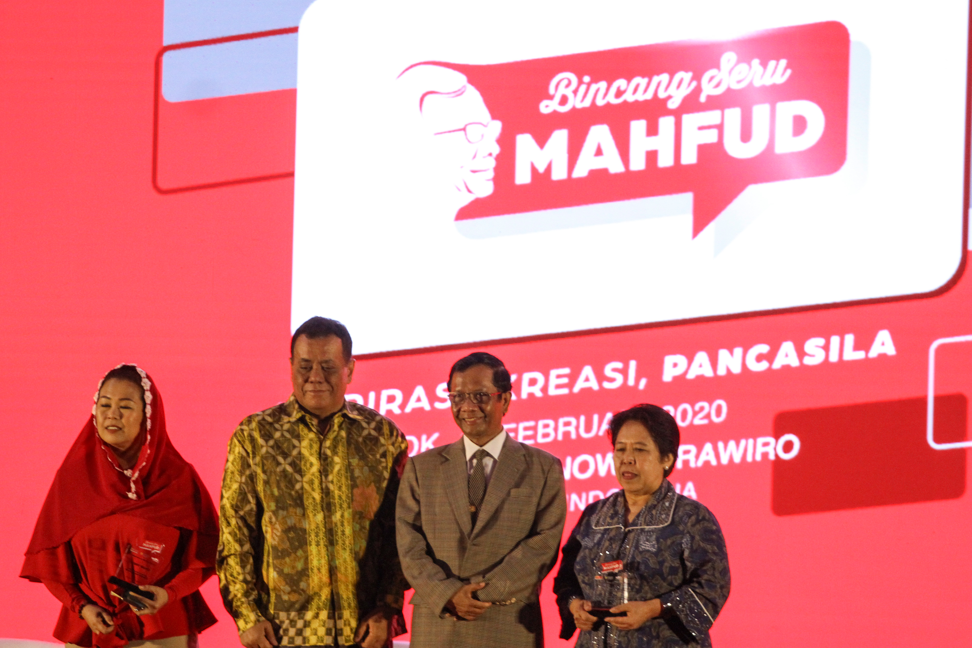 Mahfud MD (kedua kanan) bersama Rektor UI Ari Kuncoro (kedua kiri), Yenny Wahid (kiri), Ketua Dewan Guru Besar UI Harkristuti.