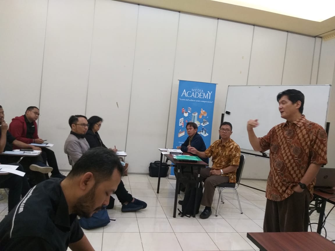 Jurnalis senior Wina Armada memberikan pelatihan calon penguji  UKW