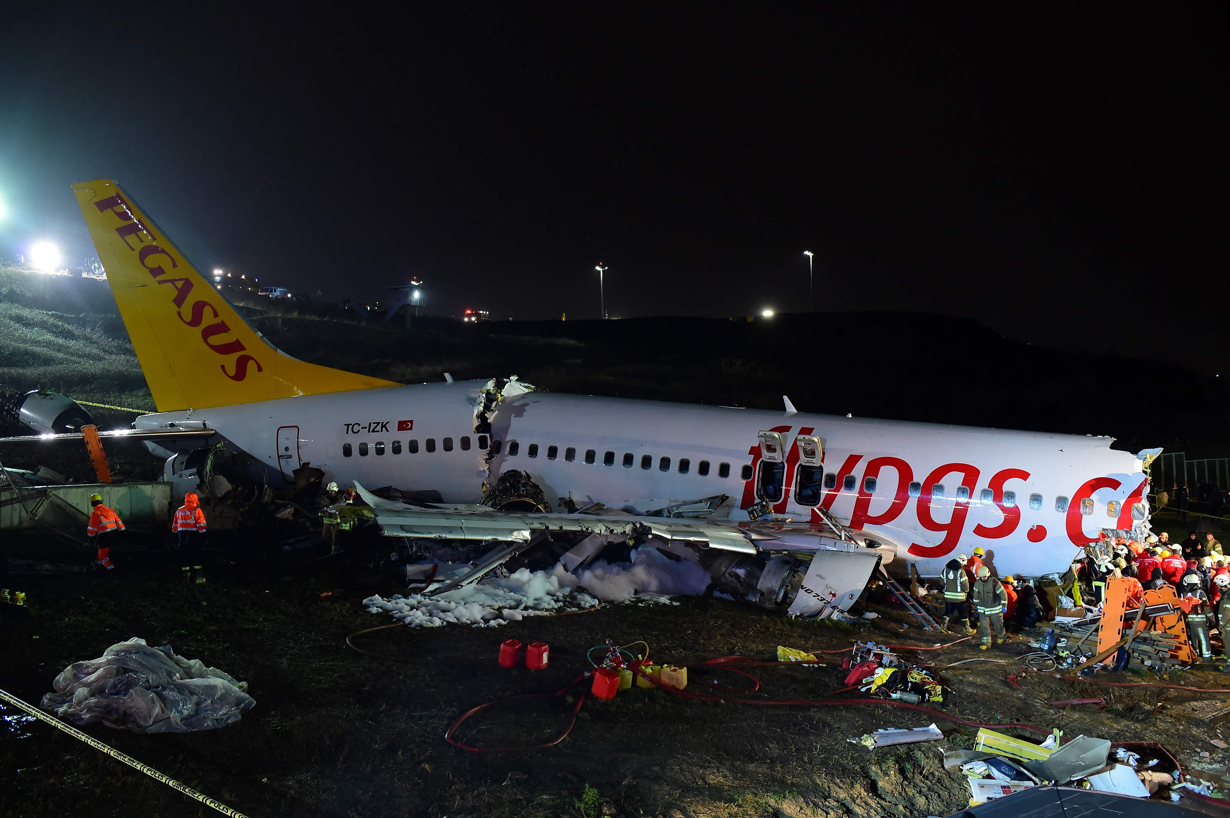 Tim penyelamat menyelamatkan penumpang dari pesawat milik maskapai penerbangan Pegasus Airlines yang tergelincir di bandara di Istanbul.