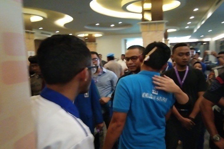 Salah satu peserta kongres ke V PAN yang terluka. (ANTARA)