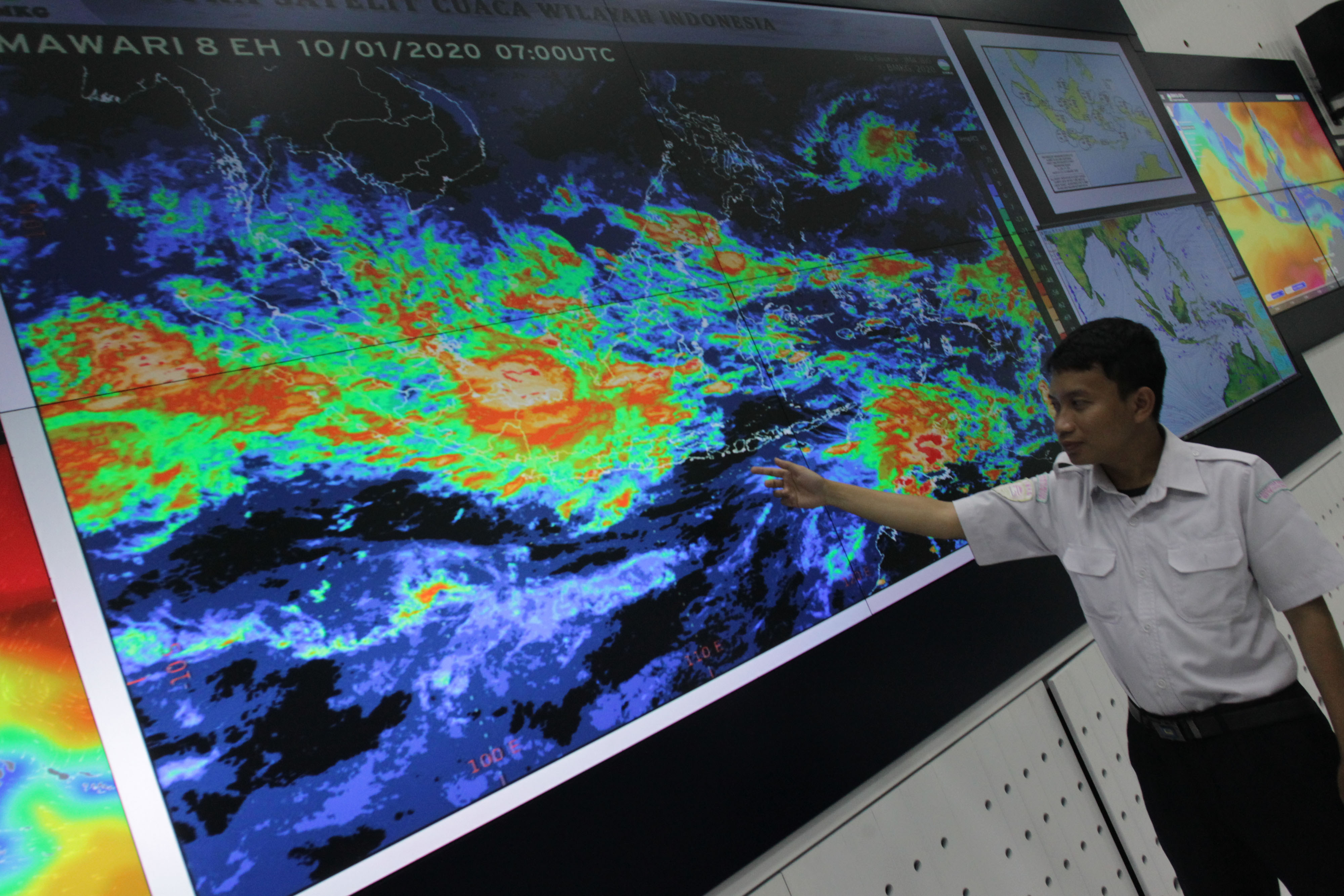 Dari hasil prediksi BMKG wilayah Jabodetabek diguyur hujan hari ini, Minggu (8/2/2020).