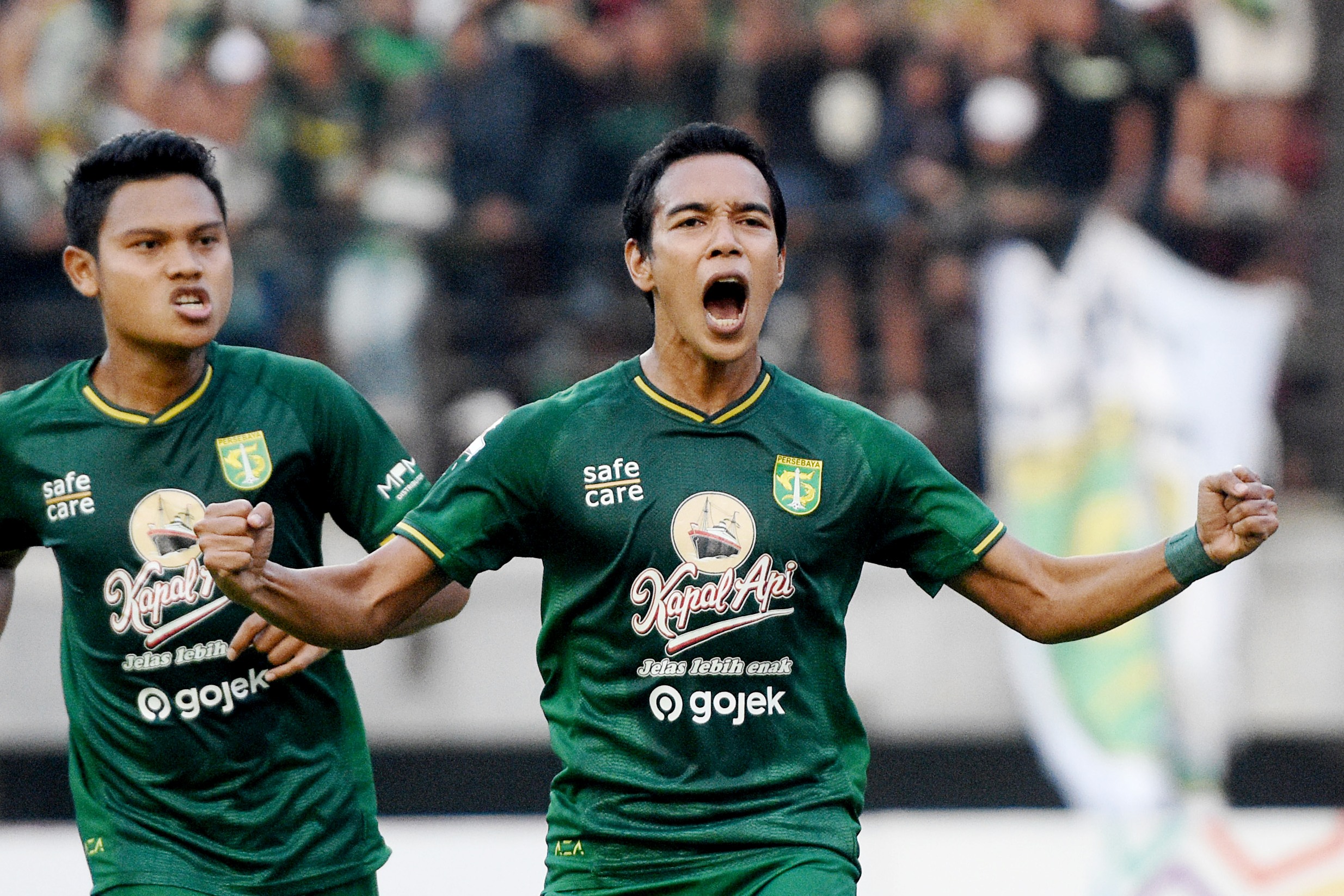 Misbakus Solikin (pada foto saat berkostum Persebaya) adalah gelandang yang paling diinginkan klub-klub Liga 1.