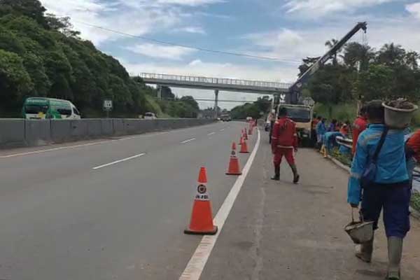 Kondisi tol Purbaleunyi Km 118 masih aman dilalui kendaraan, Senin (17/2).