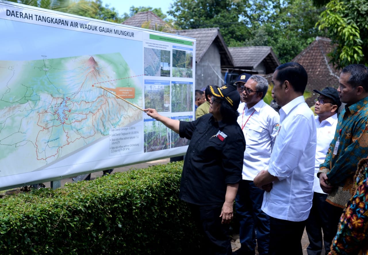 Dengan didampingi Menteri LHK Siti Nurbaya, Presiden Jokowi melakukan kunjungan ke Desa Jatisari, Jatisrono, Wonogiri, Jateng.