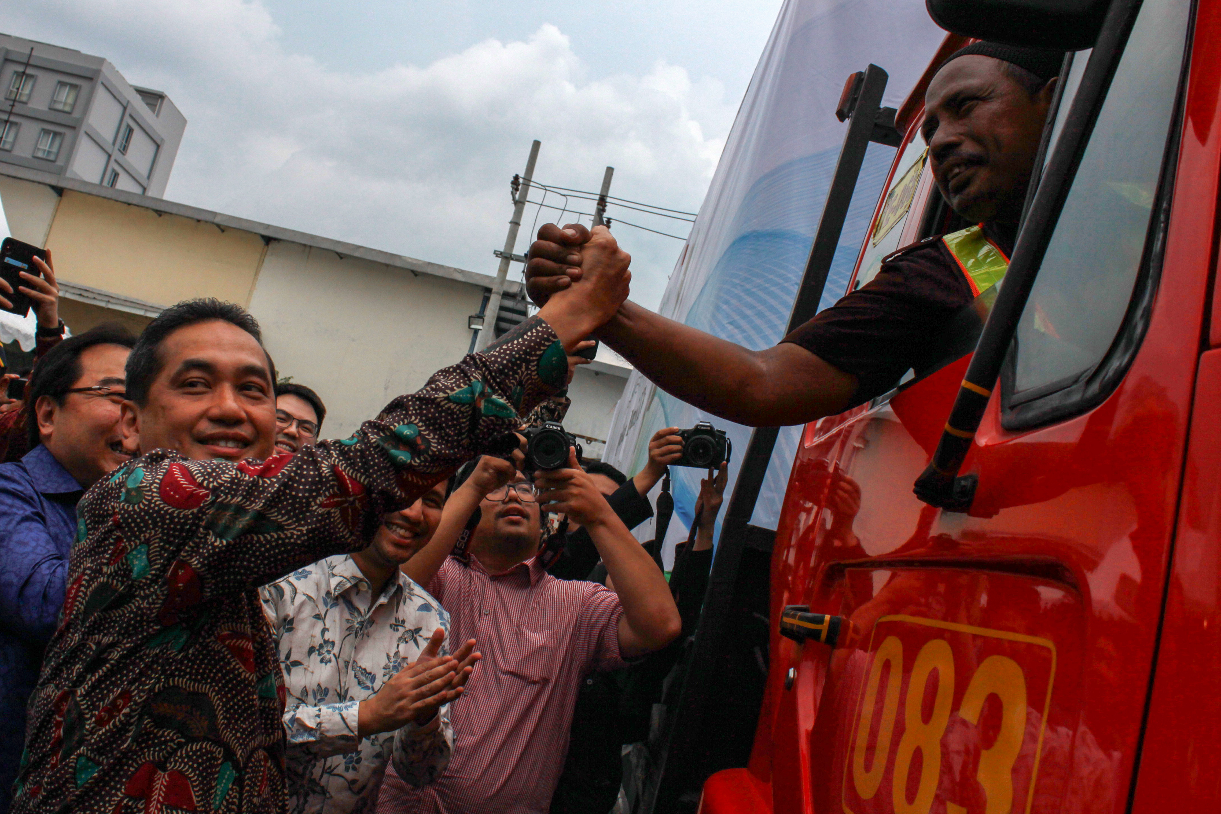 Mendag Agus Suparmanto (kiri) melepas ekspor produk makanan beku, Jumat (31/1).  Produk makanan beku dikirim ke Amerika Serikat.