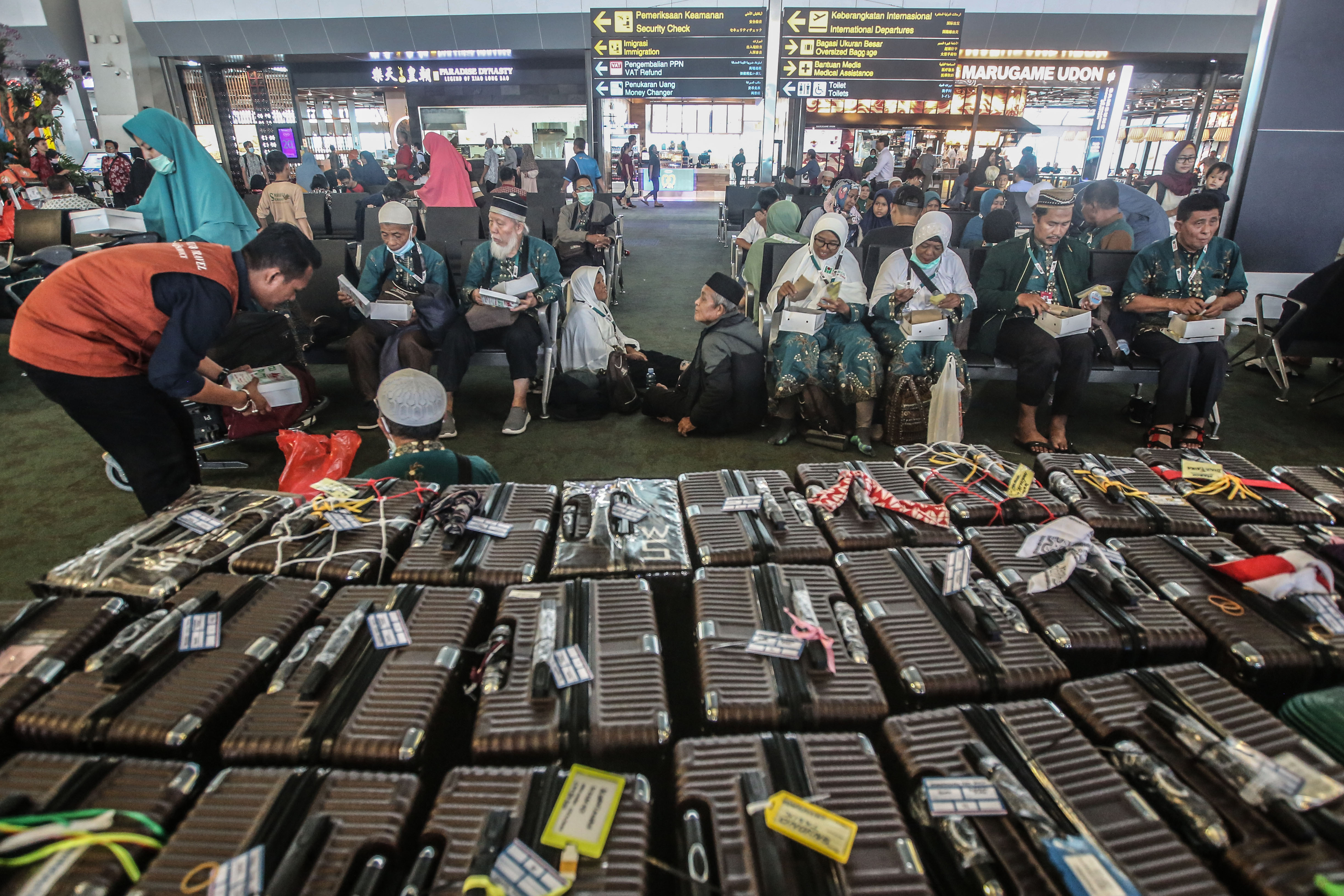 Jemaah umrah yang gagal berangkat ke Tanah Suci Mekah di Terminal 3 Bandara Soekarno Hatta, Tangerang, Banten