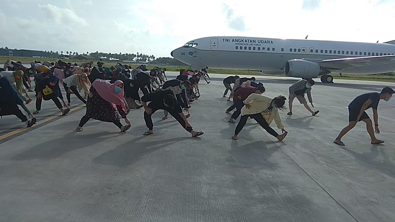 WNI yang dievakuasi dari Wuhan Tiongkok berolahraga saat menjalani masa karantina di Natuna.