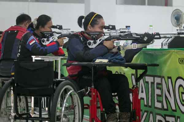 Atlet menembak National Paralympic Committee (NPC), Hanik Pujiastuti (kanan) dan Ratmini (kiri) mengikuti pemusatan latihan (pelatnas).