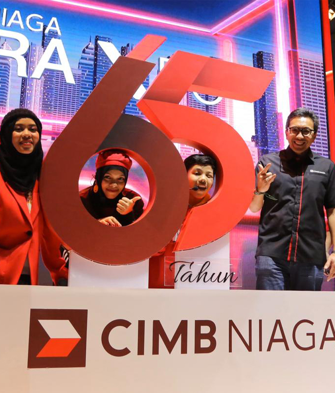 Presiden Direktur CIMB Niaga Tigor M Siahaan (kanan) berpose dengan Gen Halilintar pada pembukaan pameran  CIMB Niaga XTRA XPO. 