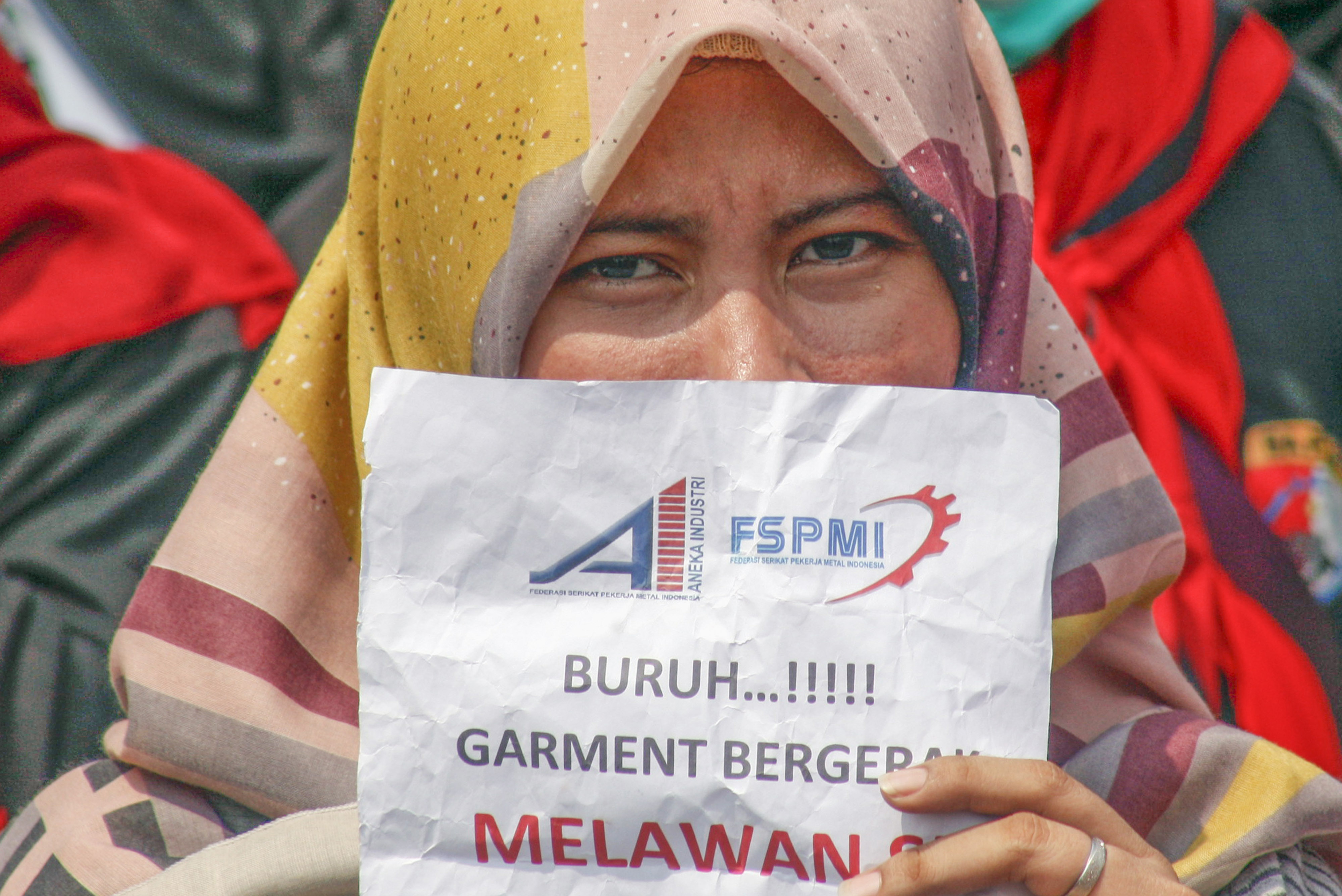 Buruh garmen berunjuk rasa di Kantor Pemerintahan Kabupaten Bogor, Cibinong, Bogor, Jawa Barat,beberapa waktu lalu. 