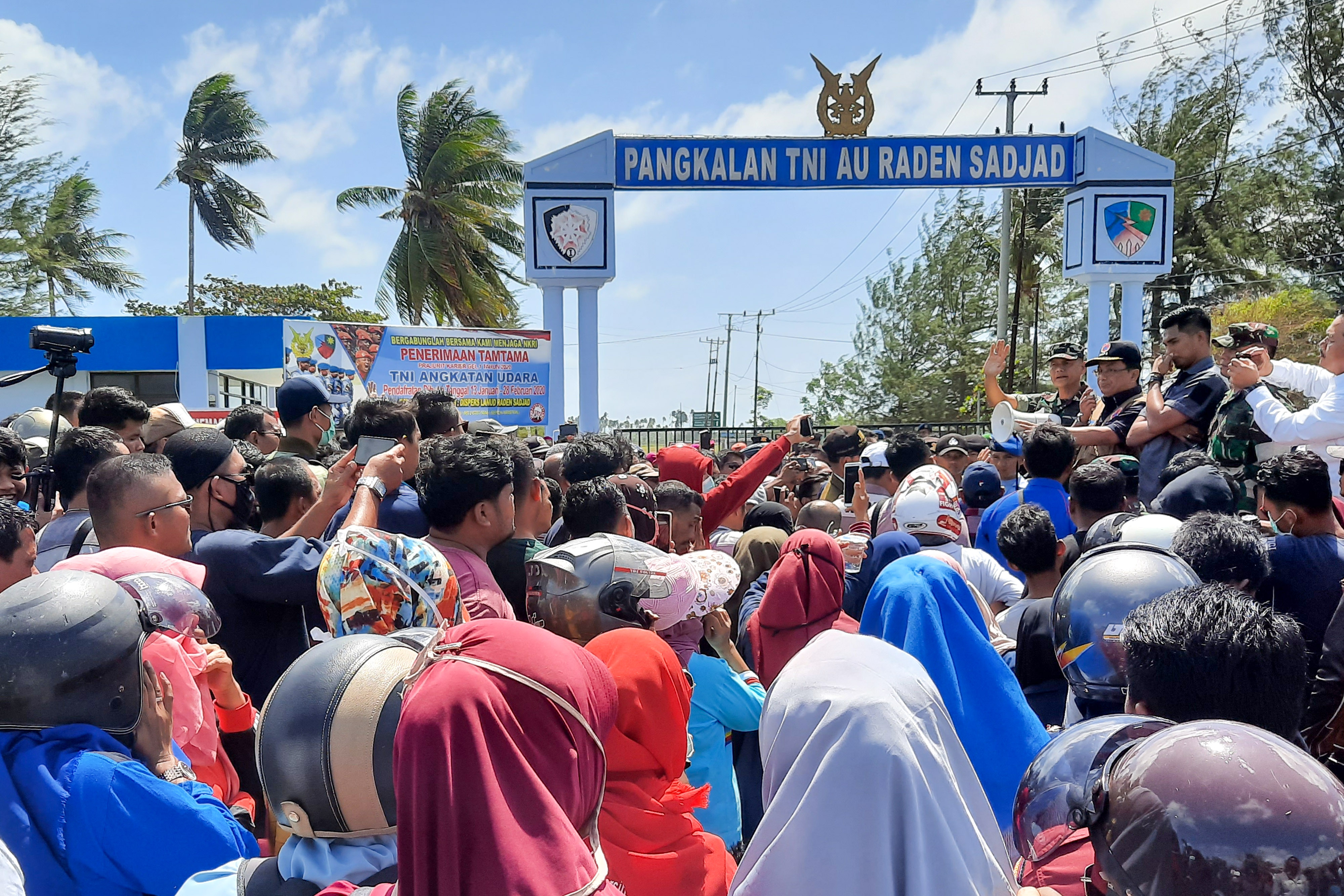 Sejumlah warga Natuna berunjuk rasa di gerbang pangkalan TNI Angkatan Udara Raden Sadjad, Ranai, Natuna, Kepulauan Riau, Sabtu (1/2/2020). 