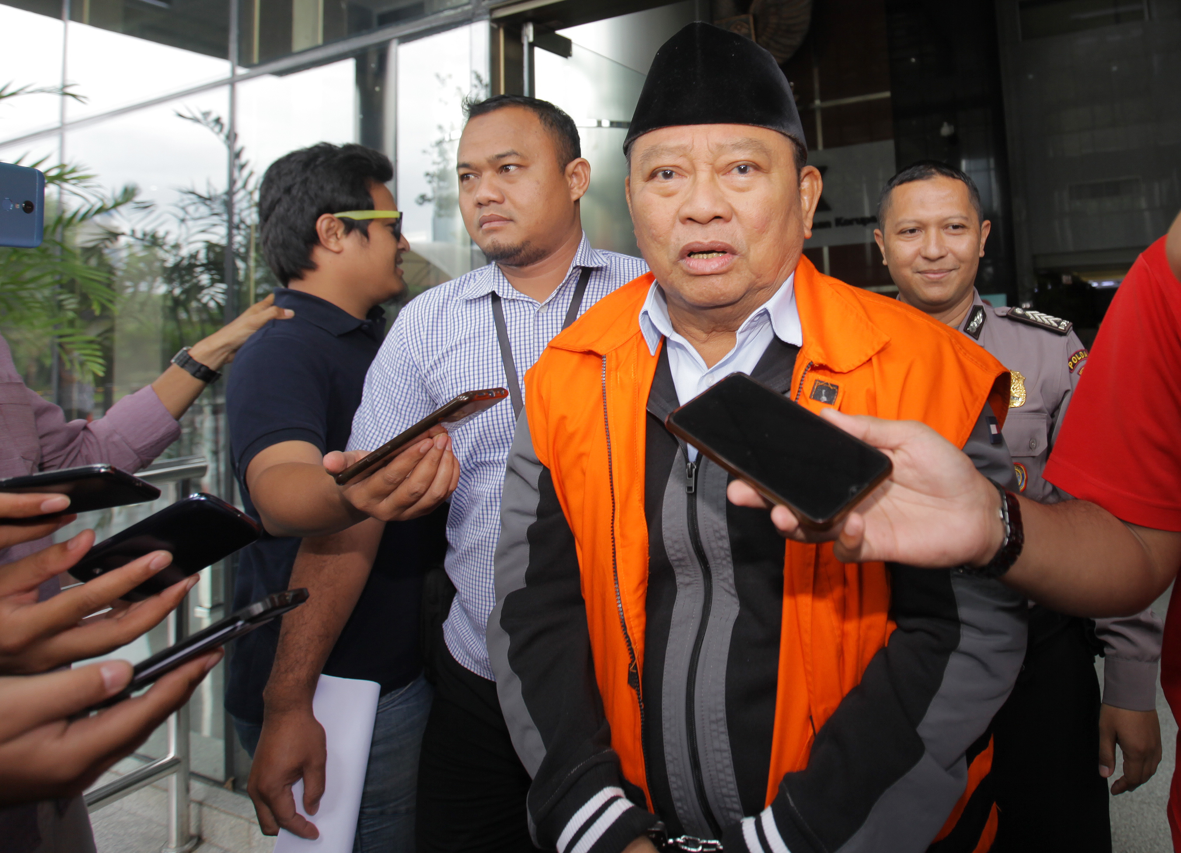 Bupati Sidoarjo nonaktif Saiful Ilah usai menjalani pemeriksaan di KPK