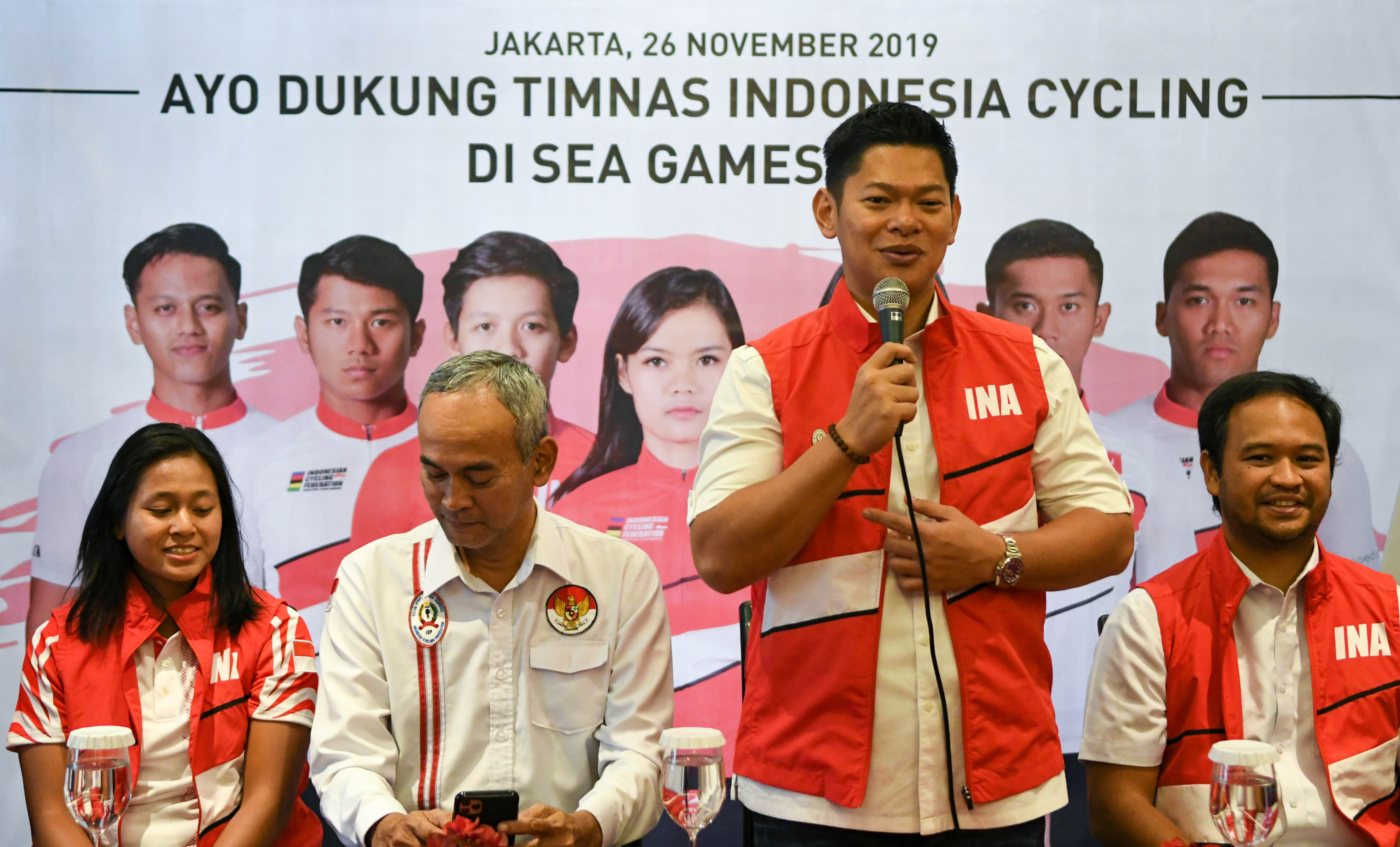 Ketua umum PB ISSI Raja Sapta Oktohari (kedua kanan) menyampaikan sambutan di sela-sela pelepasan tim balap sepeda Indonesia di Jakarta. 