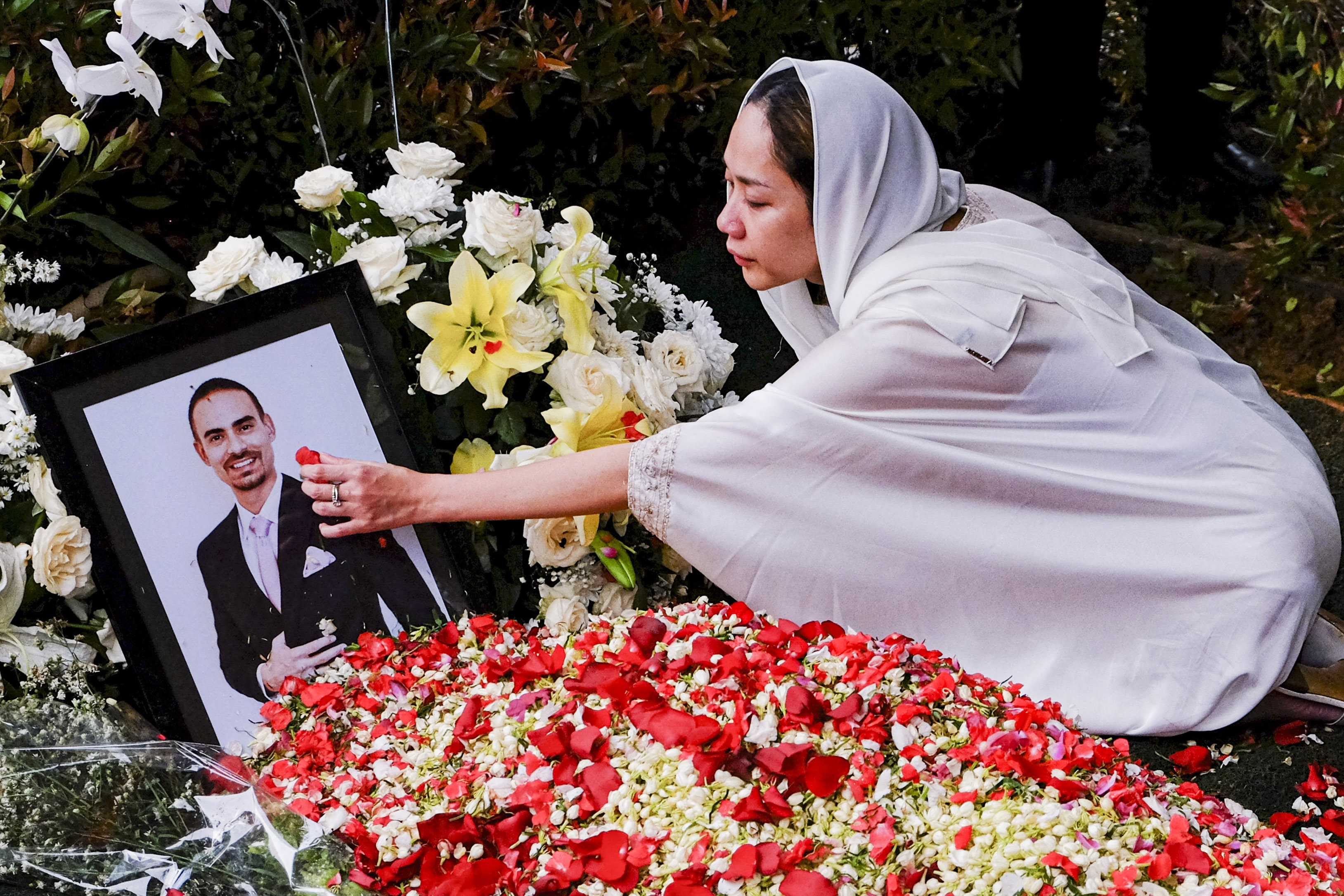 Bunga Citra Lestari memberikan penghormatan terakhir kepada suaminya Ashraf Sinclair.
