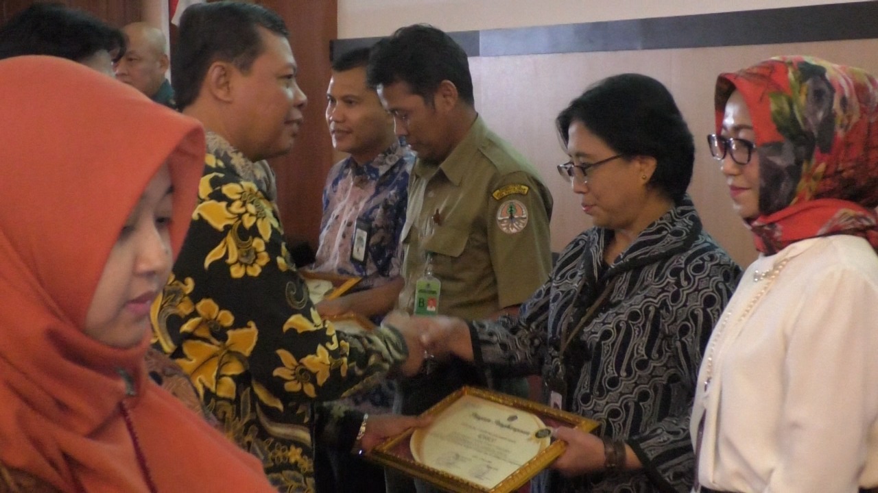 Sekretaris Ditjen Perlindungan dan Jaminan Sosial, Justina Dwi Noviantari, menerima IKPA Award di Jakarta, Selasa (18/2). 