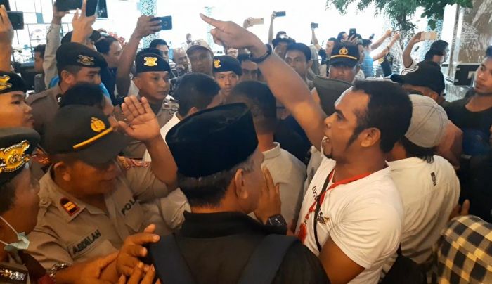 Suasana keciruhan dalam pendaftaran peserta Kongres PAN V di Kendari Sulawesi Tenggara, hari ini.