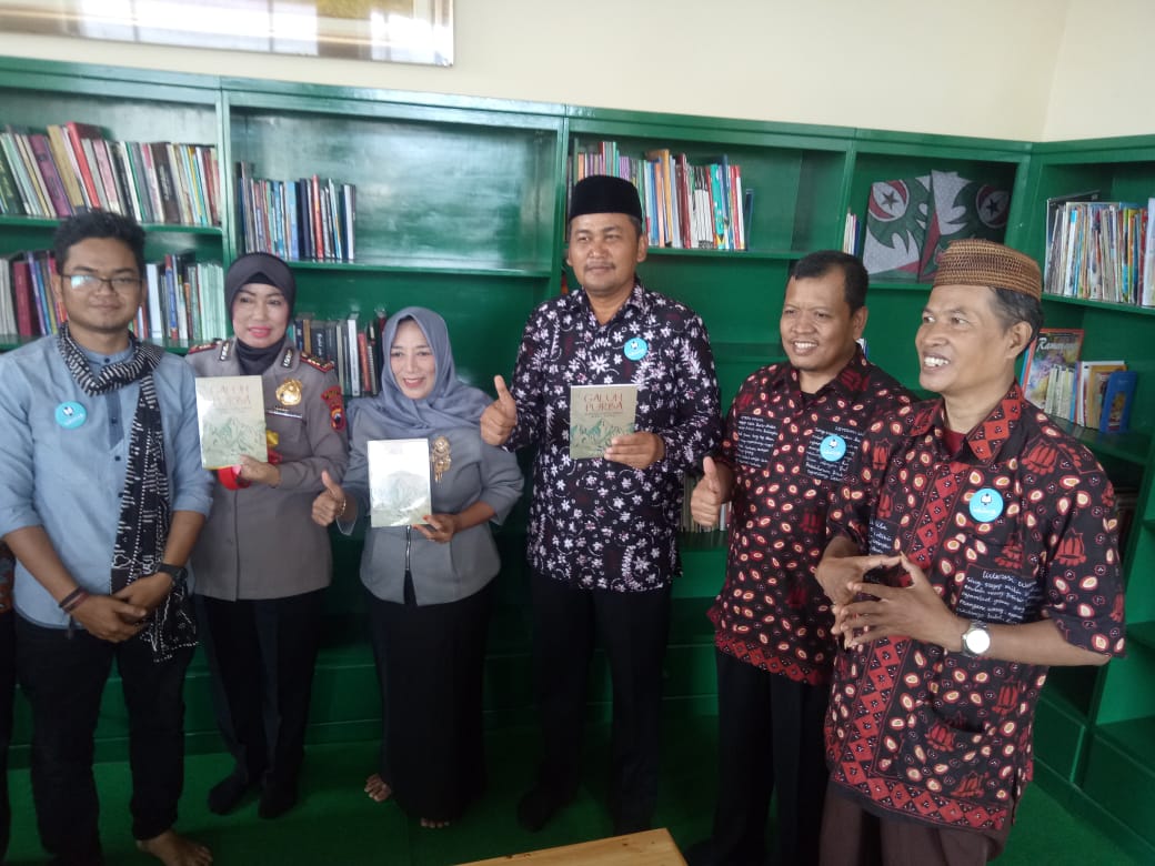  Wakil Bupati Brebes Narjo (berpeci hitam) meresmikan Rumah Literasi Waskita, Minggu (2/2/2020). 