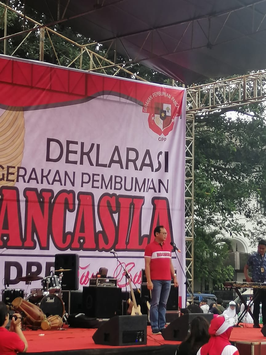 Pembina DPD Gerakan Pembumian Pancasila Jawa Barat, Dandan Rezawardhan saat memberi penjelasan. 