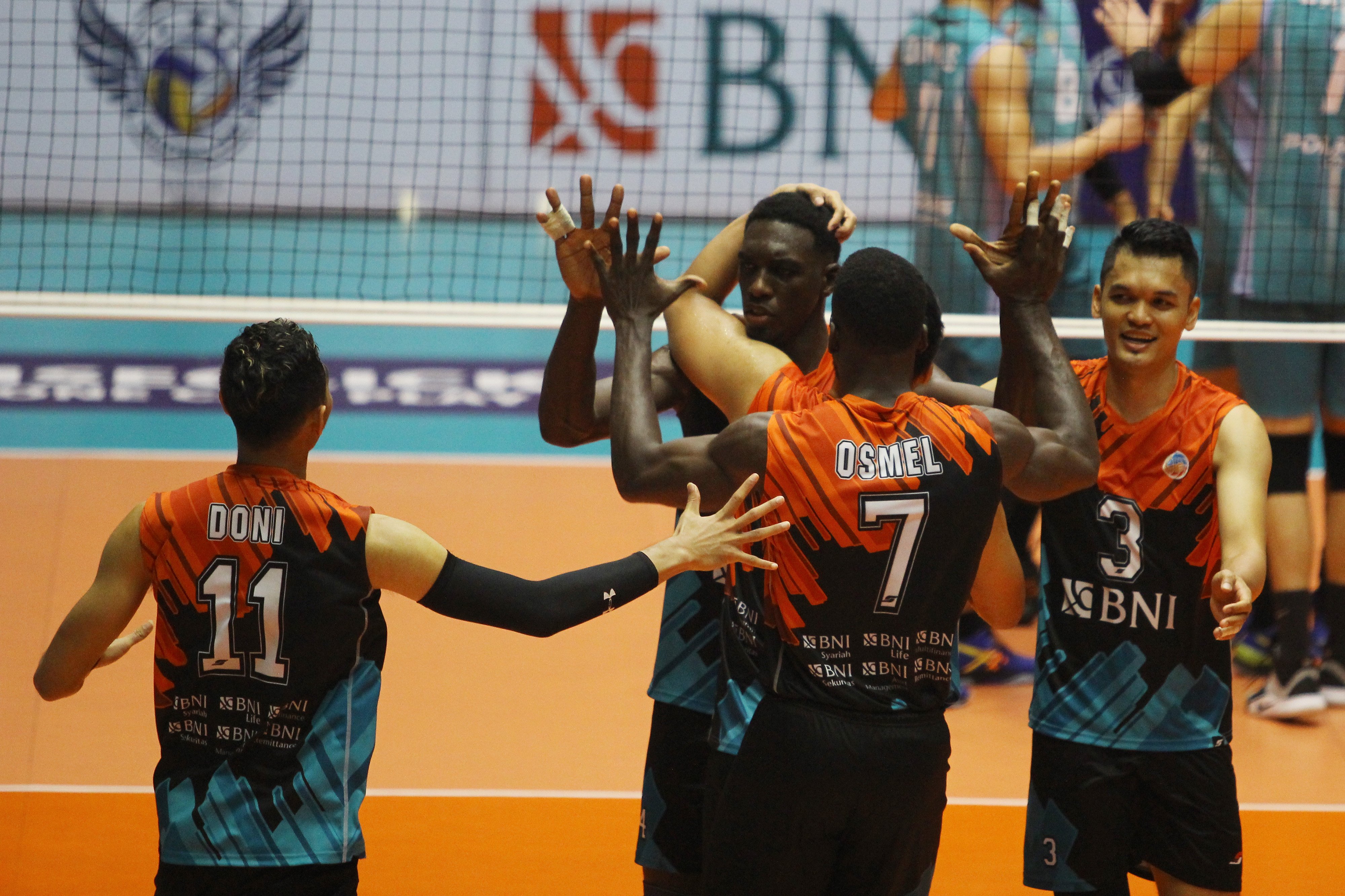 Para pemain Jakarta BNI 46 berselebrasi usai mencetak poin dalam laga lawan tim Lamongan Sadang MHS pada laga Proliga 2020, Jumat (28/2). 