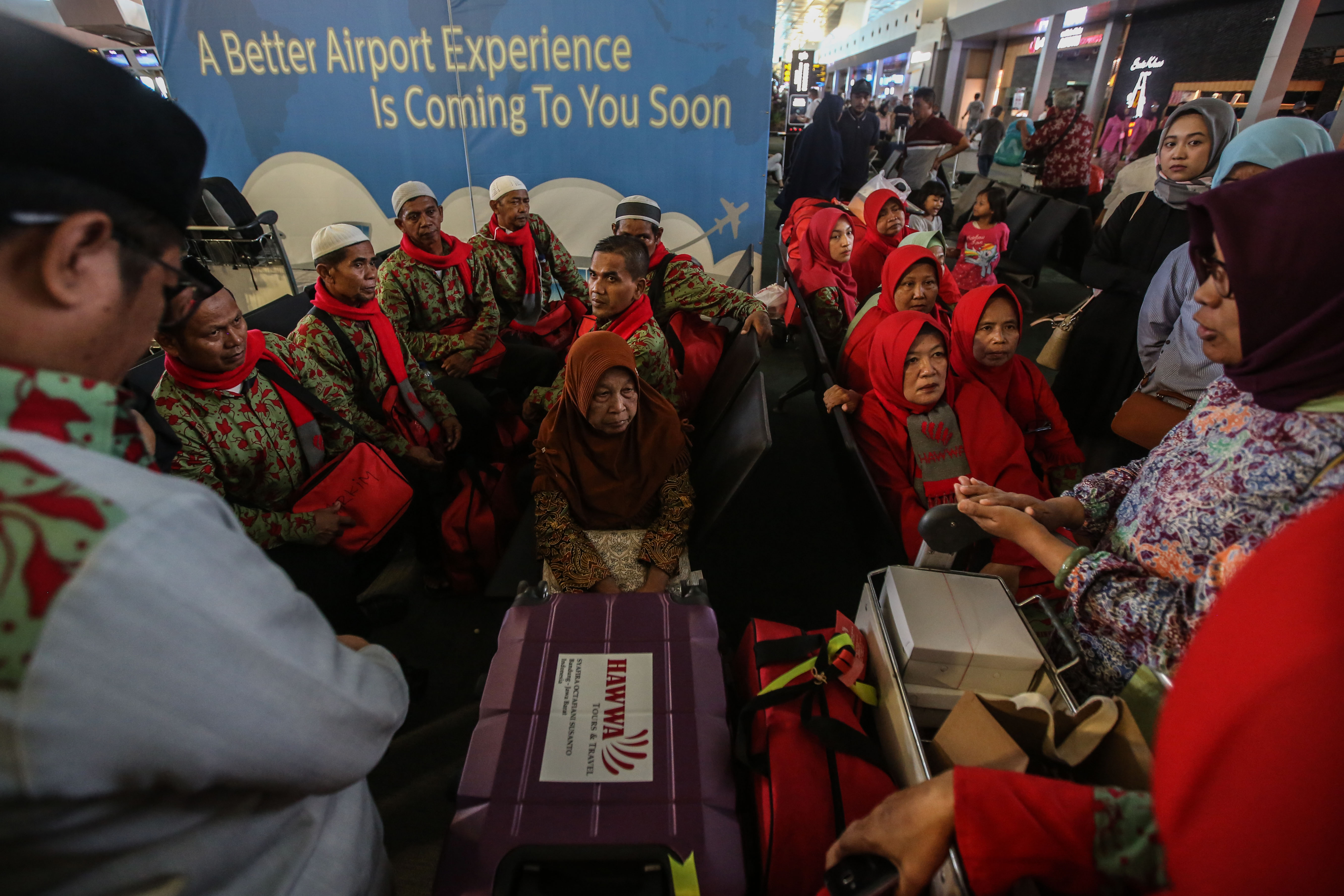 Ratusan calon jamaah umrah menunggu kepastian keberangkatan ke Tanah Sucidi Terminal 3 Bandara Soekarno Hatta, Tangerang.
