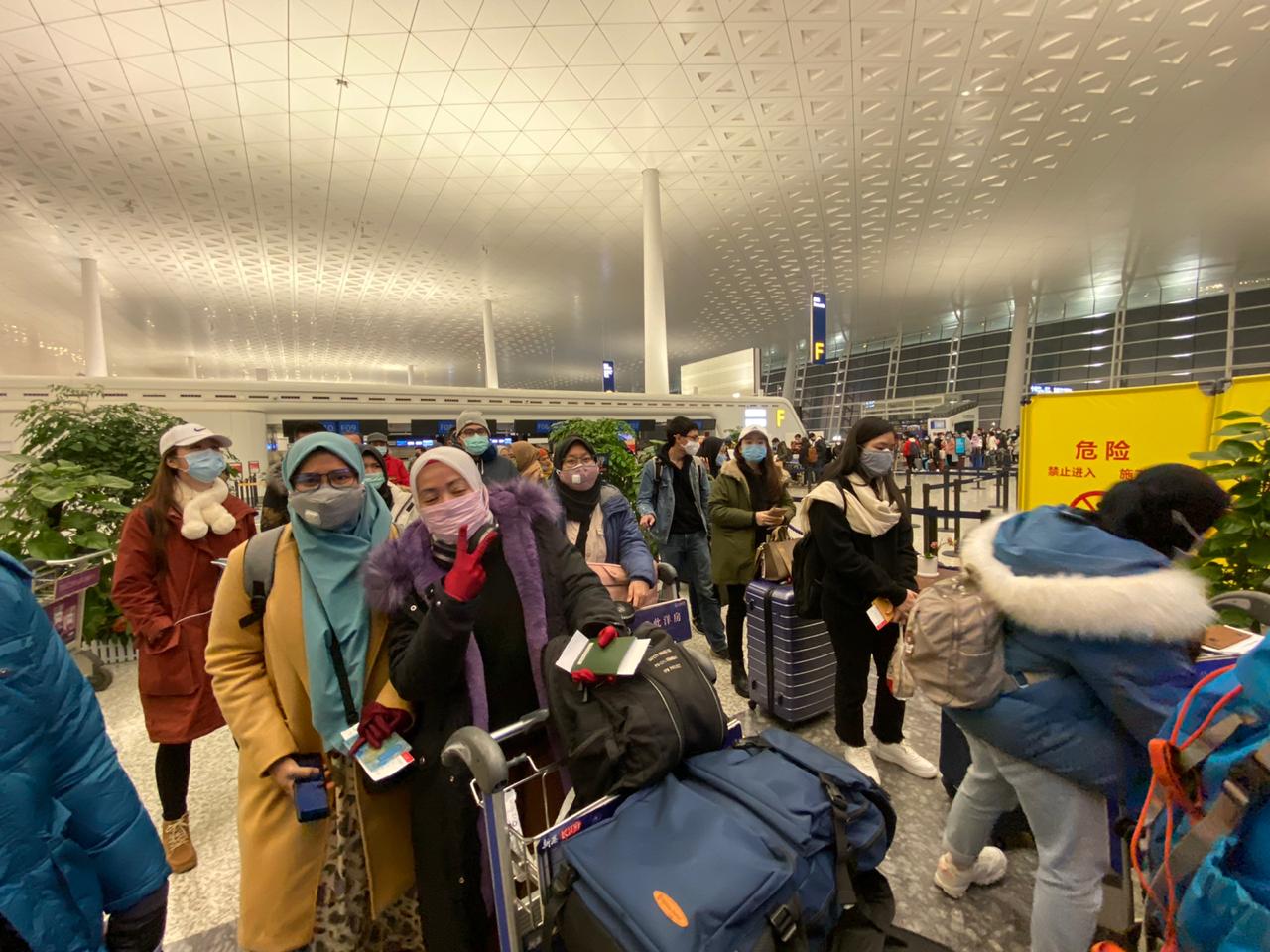 Ratusan Warga Negara Indonesia (WNI) yang akan dievakuasi tiba di Bandara Internasional Tianhe, Wuhan, Hubei, Tiongkok, Sabtu (1/2/2020).