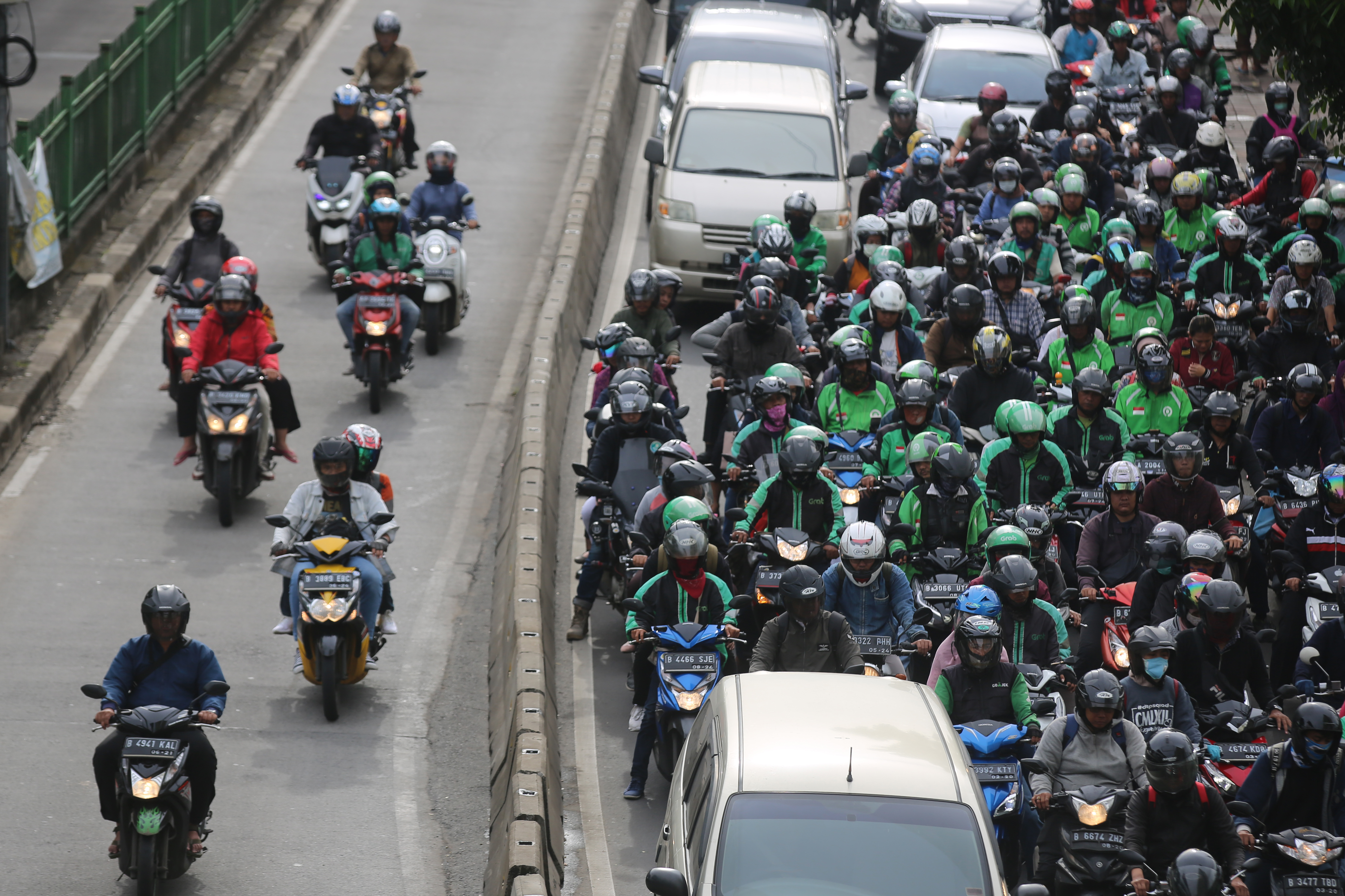 Pengendara sepeda motor masuk ke jalur bus Trans-Jakarta di Jalan Sultan Agung, Jakarta.