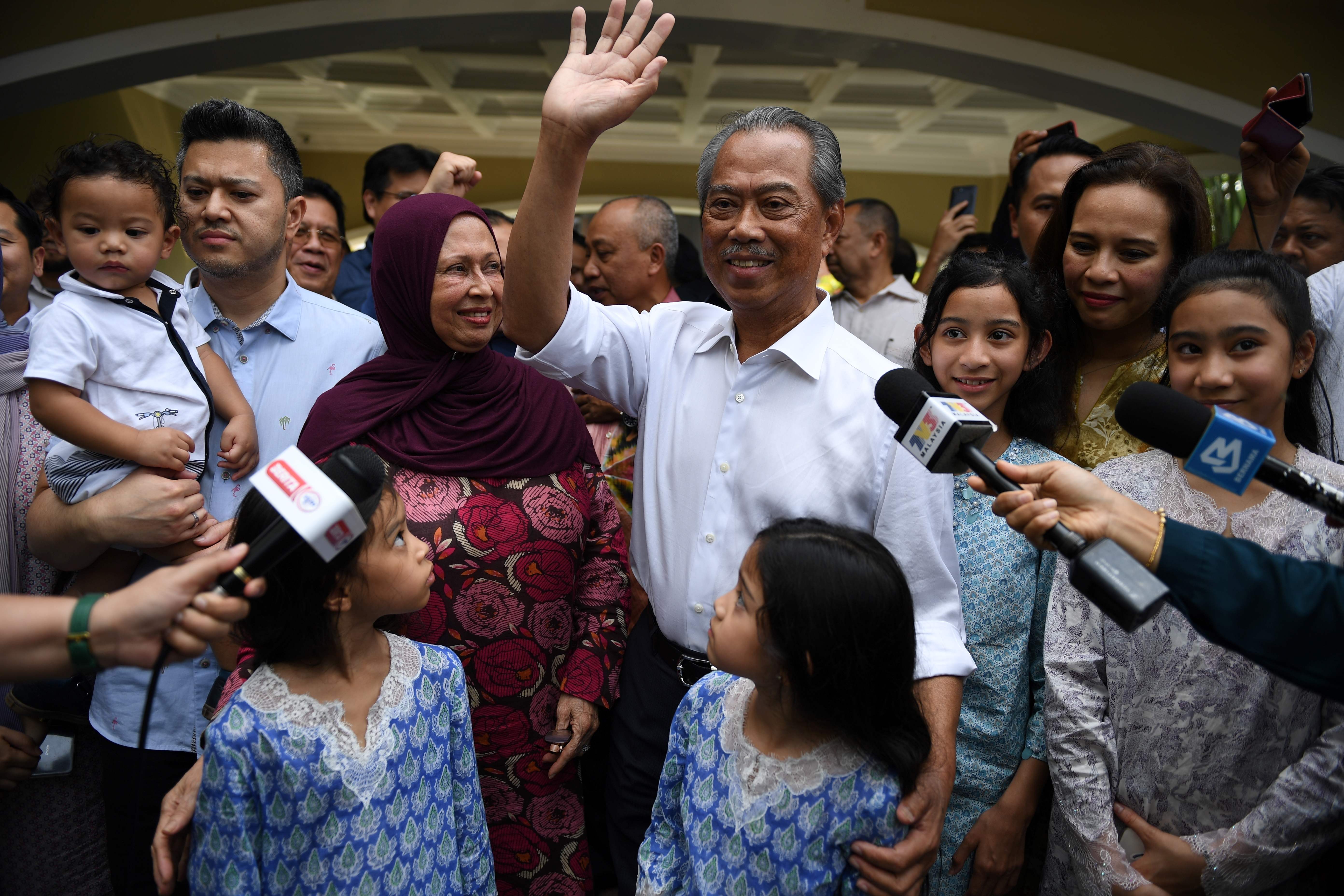 Perdana Menteri Baru Malaysia Muhyiddin Yassin (tengah) yang akan dilantik besok pagi.