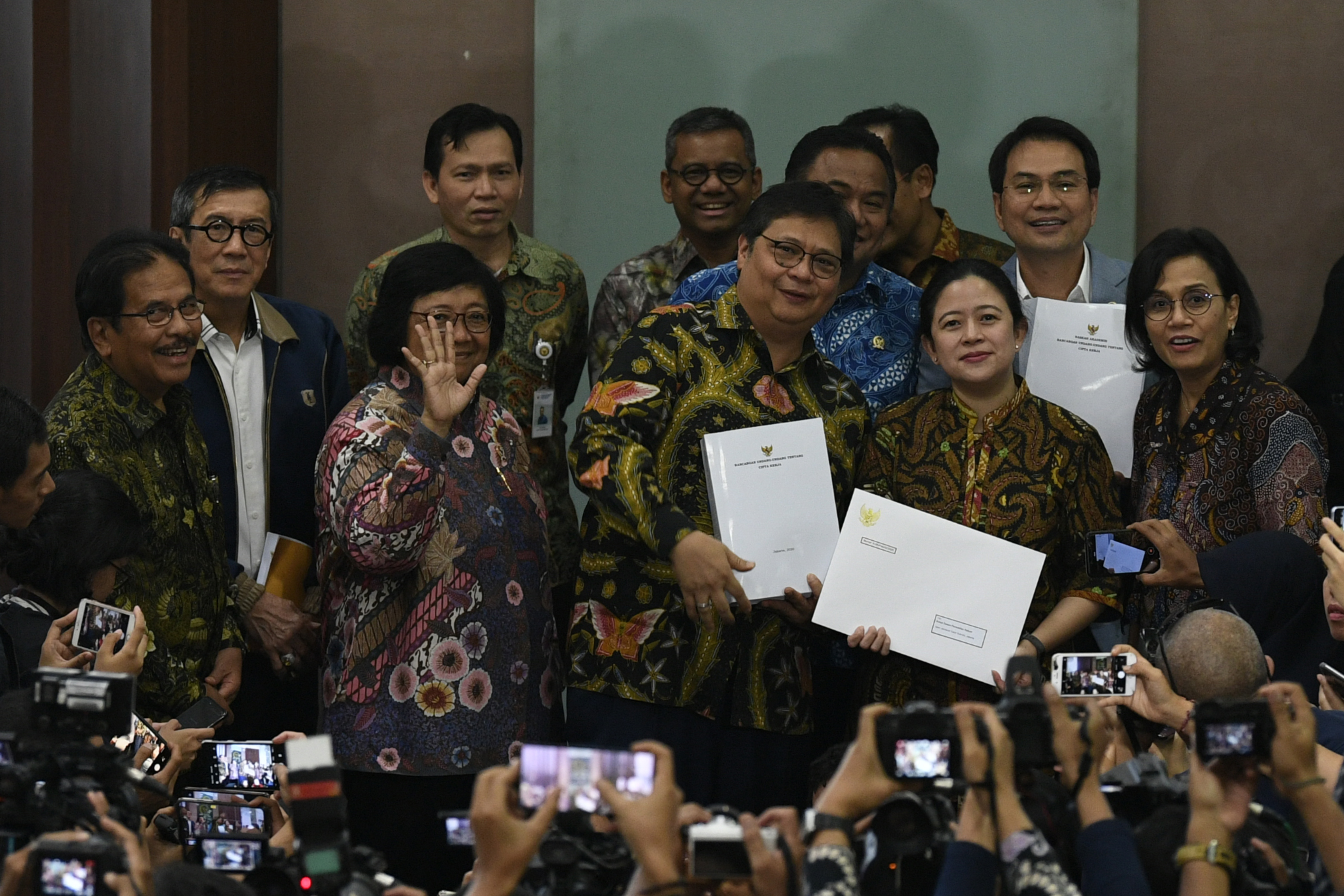  Menteri Koordinator Bidang Perekonomian Airlangga Hartarto didampingi sejumlah menteri menyerahkan surat presiden tentang RUU Cipta Kerja.
