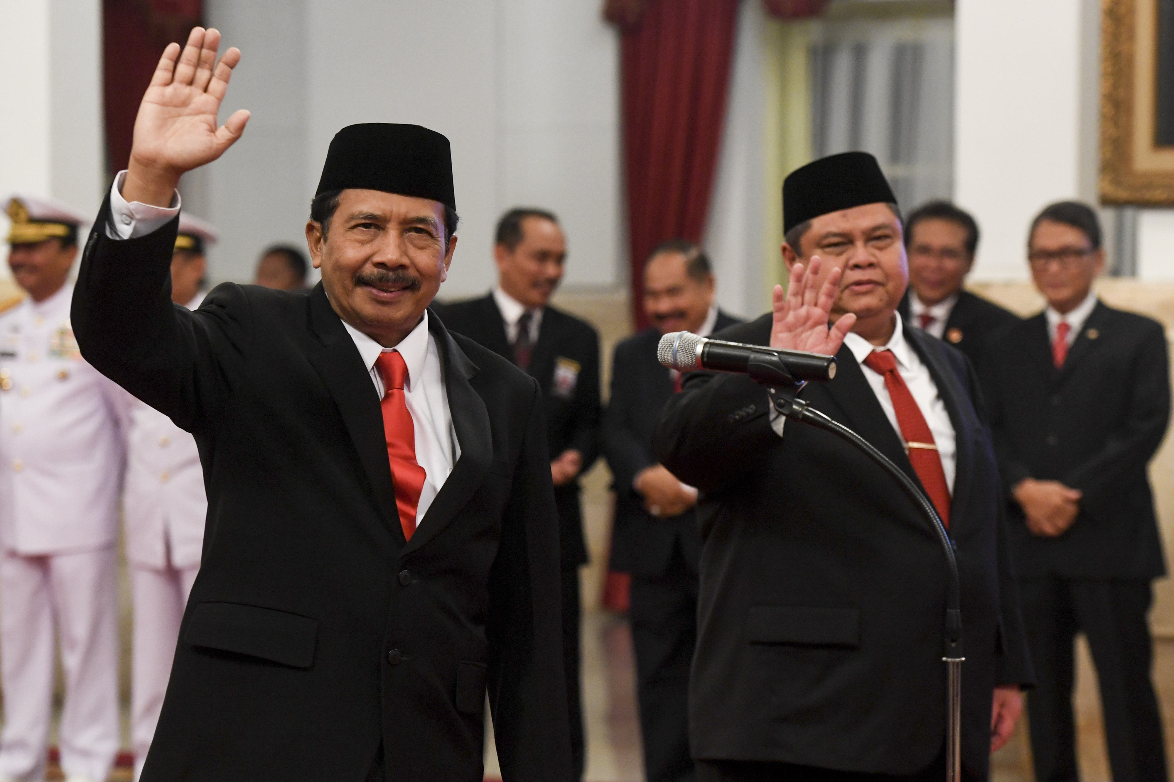 Kepala Badan Pengawasan Keuangan dan Pembangunan Muhammad Yusuf Ateh (kanan) bersiap dilantik di Istana Negara, Jakarta.