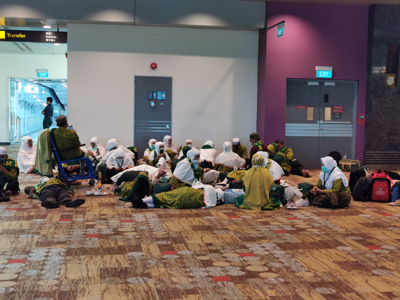 Jemaah asal Sumatera Selatan yang batal berangkat umrah sempat tertahan di Bandara Changi Singapura, kemarin.