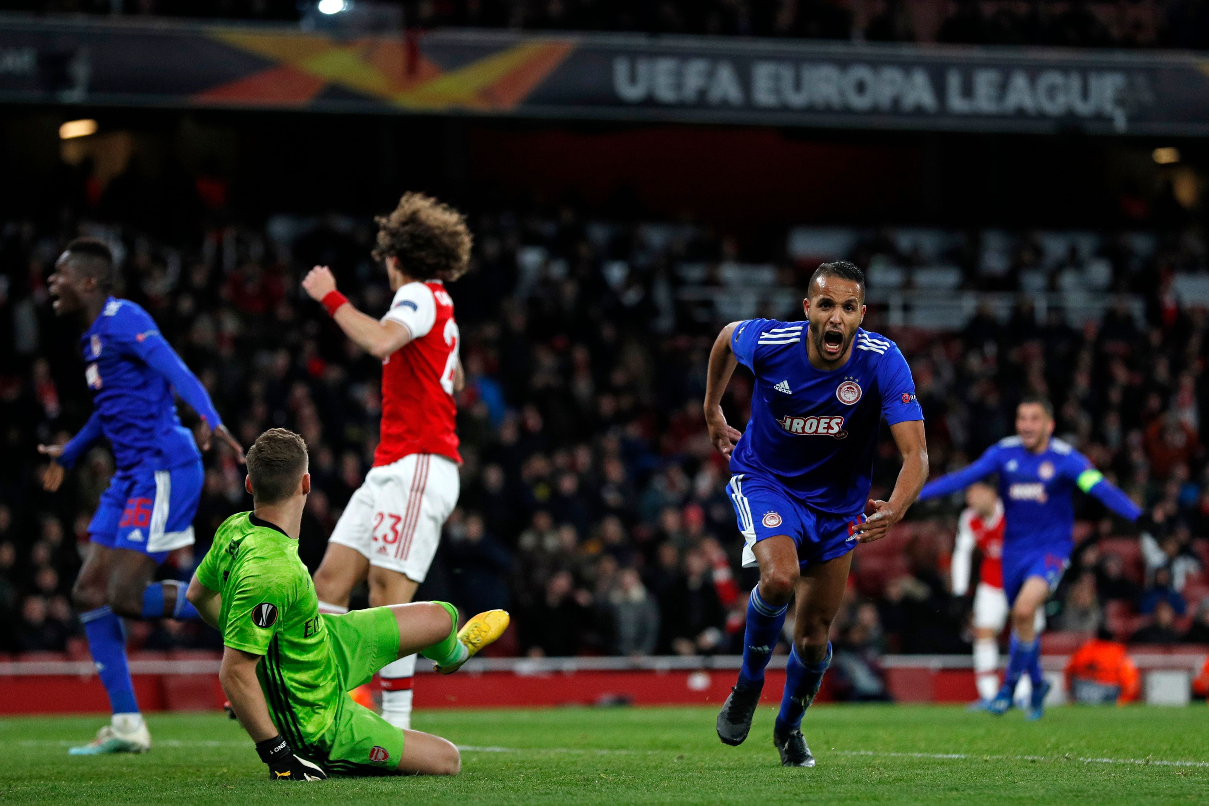 Penyerang Olympiakos Youssef El-Arabi bersorak usai mencetak gol ke gawang Arsenal di laga Liga Europa
