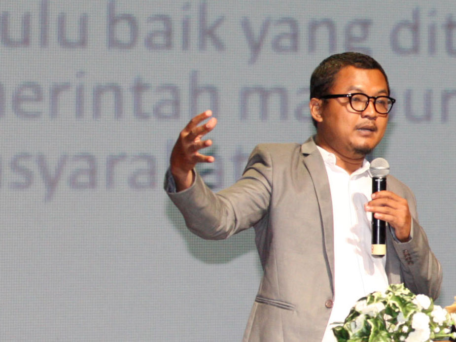  Direktur Indonesian Crisis Center, Robi Sugara, 