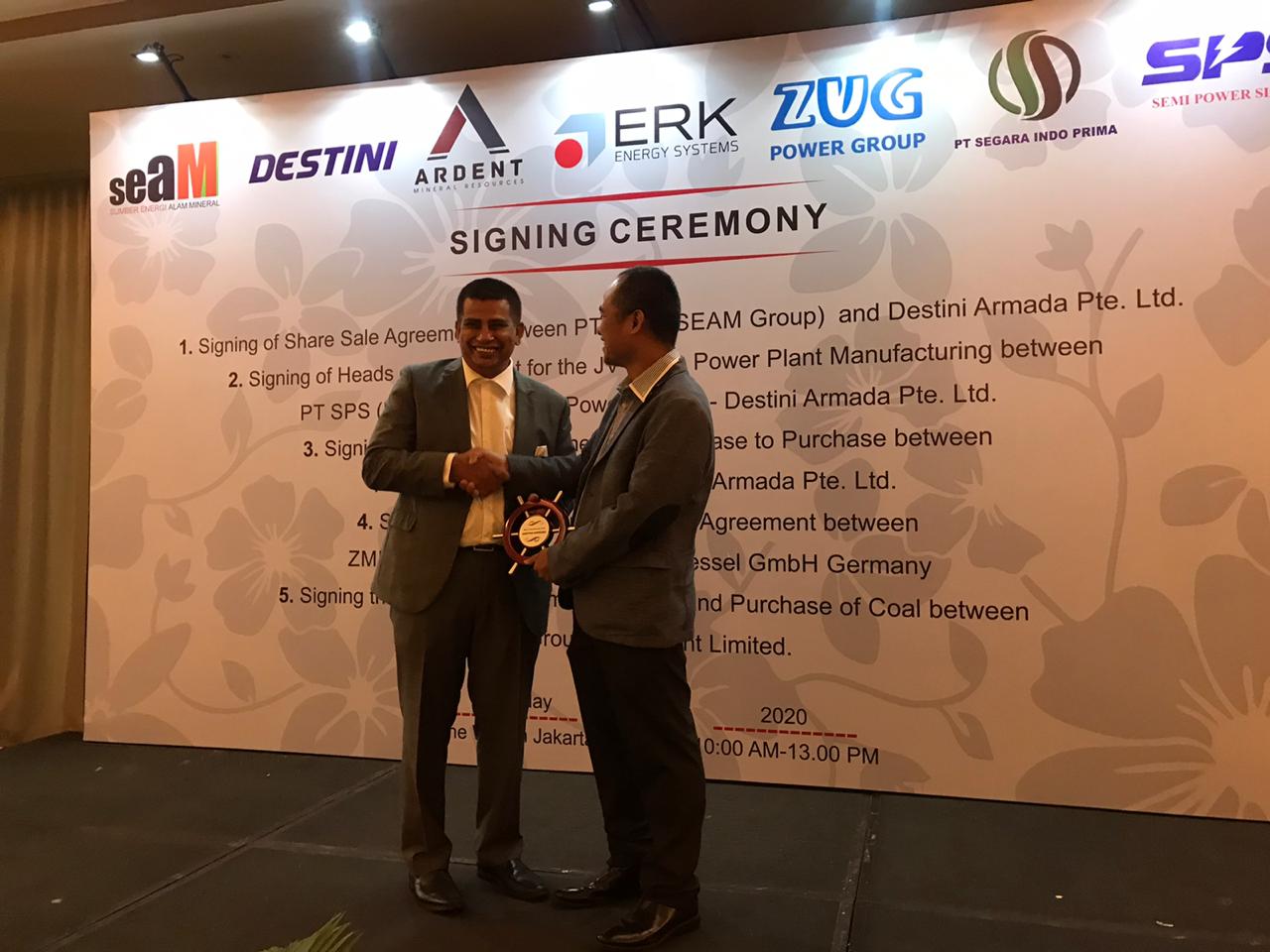 Penandatanganan kesepakatan akuisisi saham PT Berkah Sadaya Adhikarya dan Destini  di Westin Hotel Jakarta, Senin (17/2). 