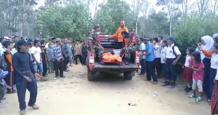 Personel Tim SAR mengevakuasi jasad Nazar dari Sungai Silau.