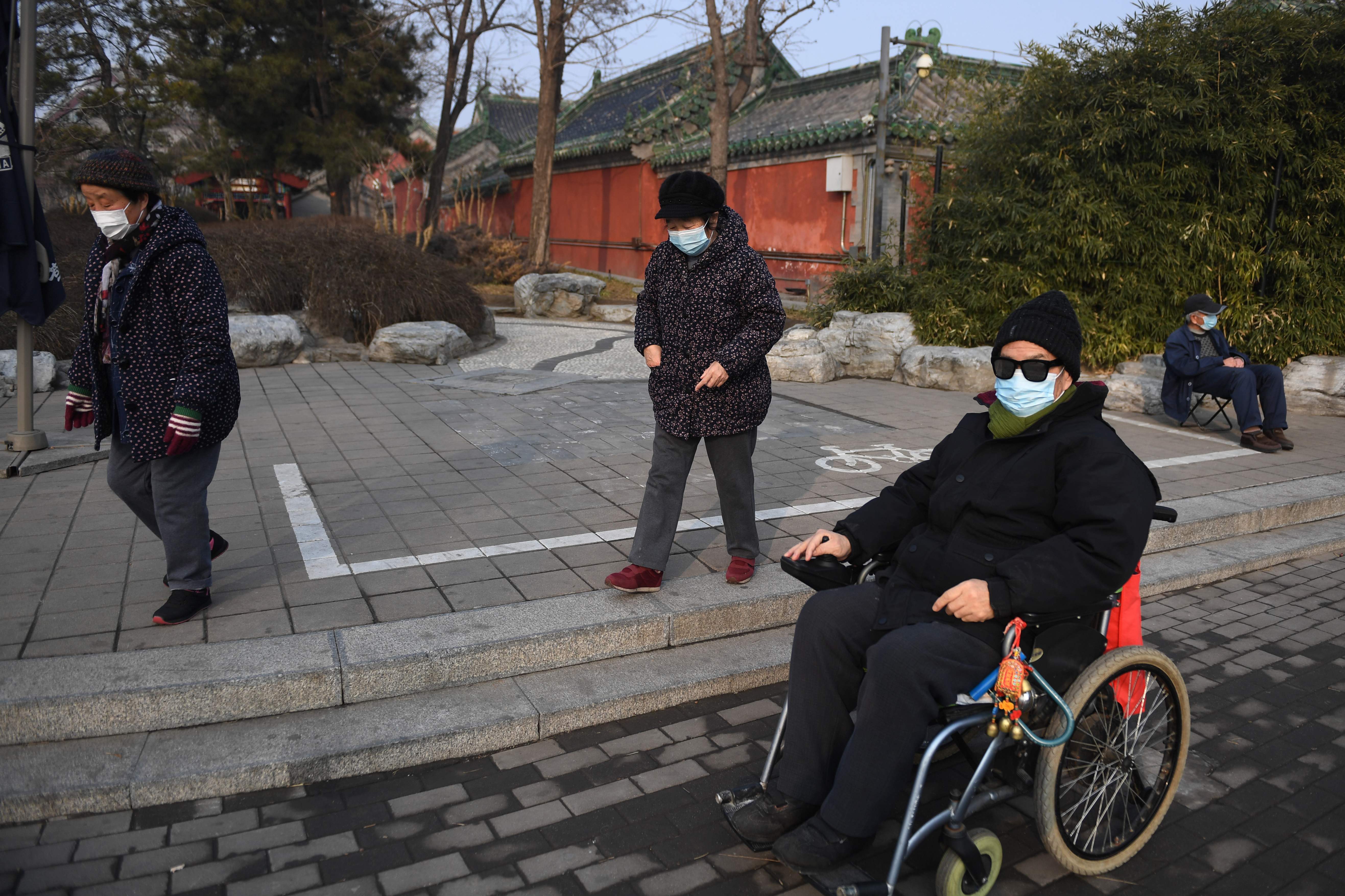 Warga senior mengenakan masker saat beraktivitas di sebuah taman di Beijing, Tiongkok
