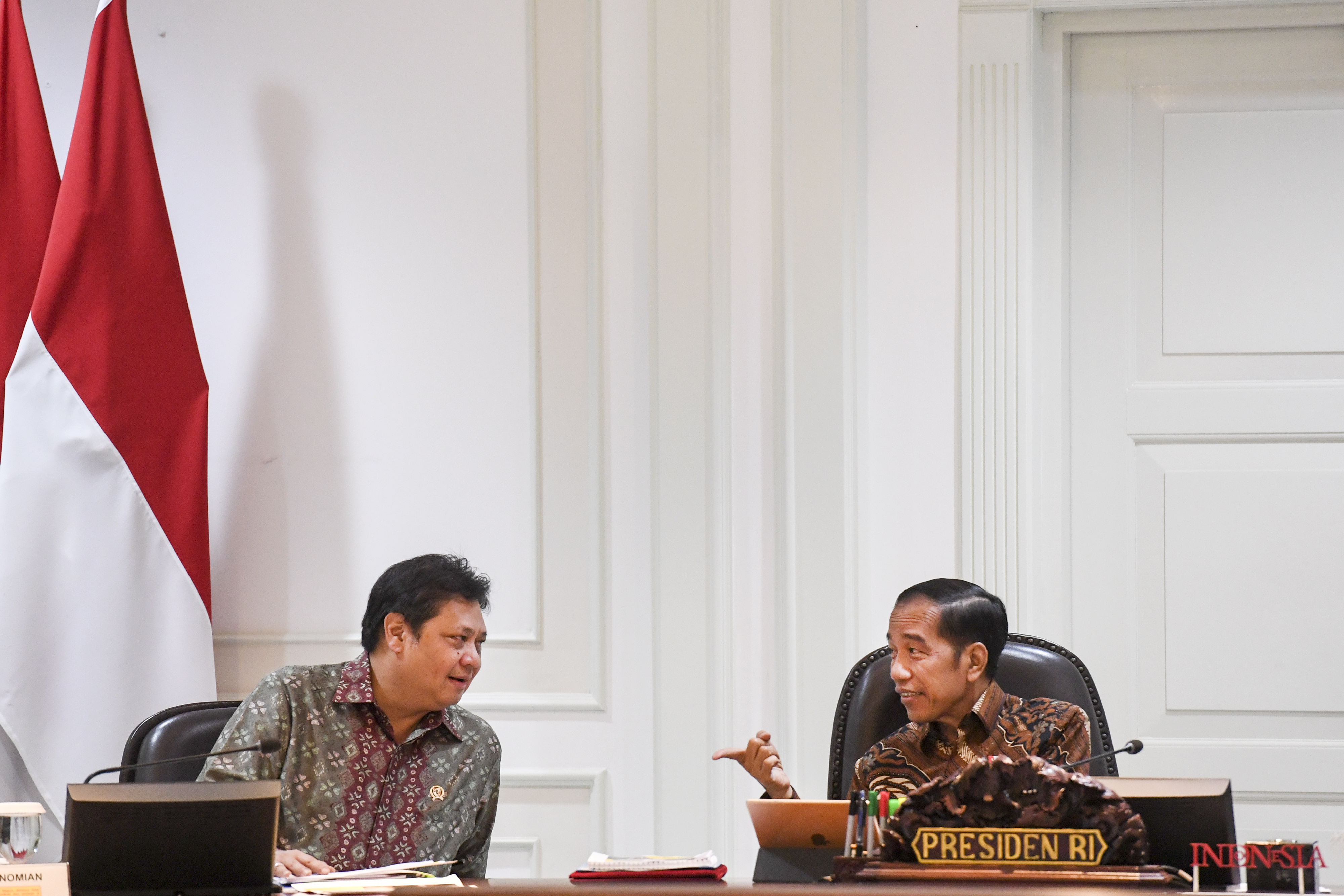   Presiden Joko Widodo berbincang dengan Menko Perekonomian Airlangga Hartarto sebelum memimpin ratas persiapan Hannover Messe 2020.