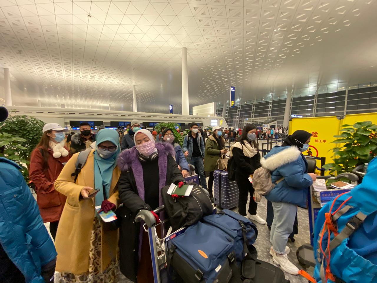 Warga Negara Indonesia (WNI) yang akan dievakuasi saat akan dievakuasi dari Wuhan, Tiongkok, Sabtu (1/2)