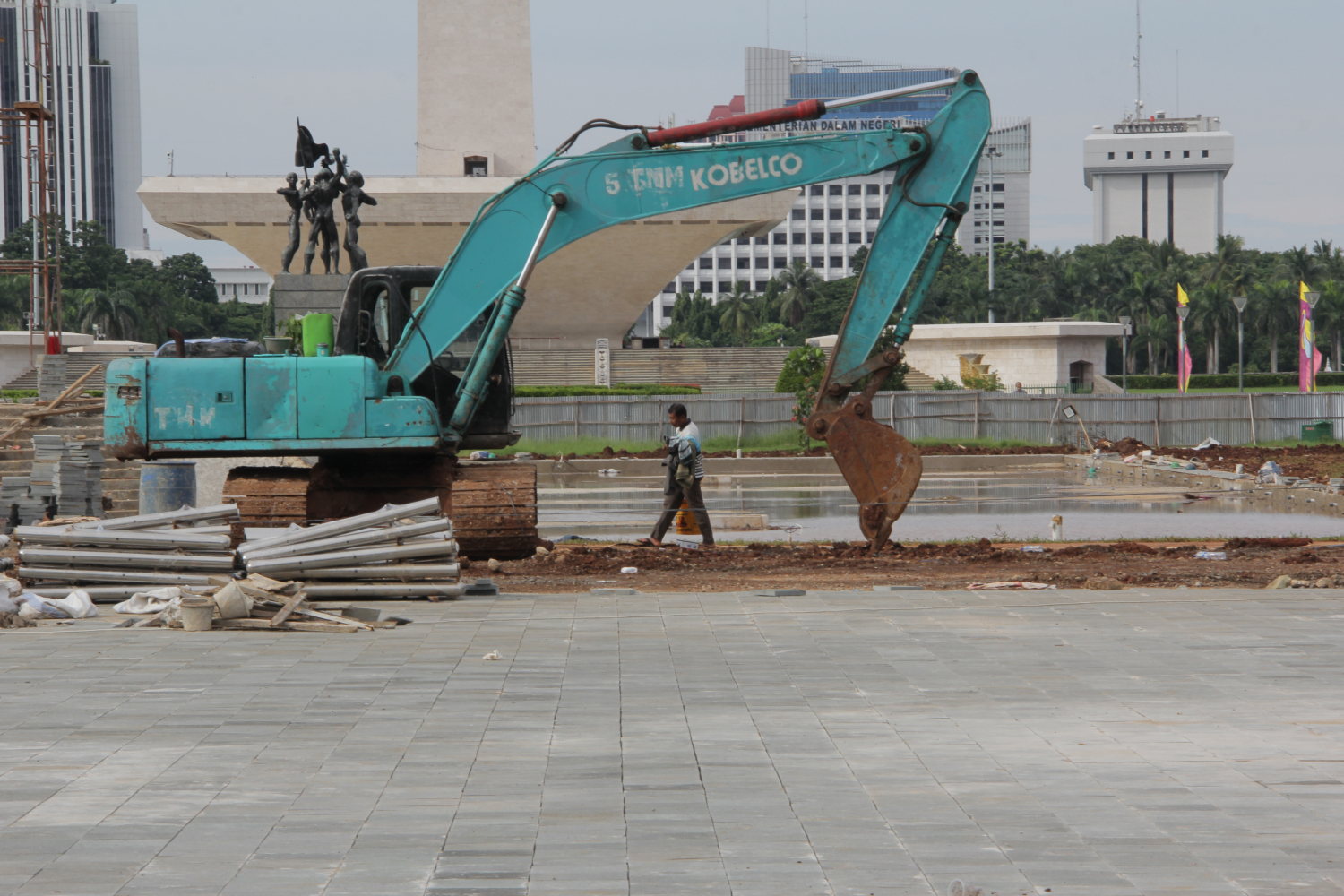 Suasana proyek Revitalisasi Monas