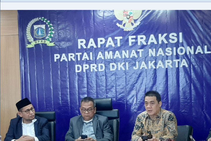 CAwagub dari Partai Gerindra Riza Patria (kanan) saat bersilaturahmi ke fraksi DPRD PAN