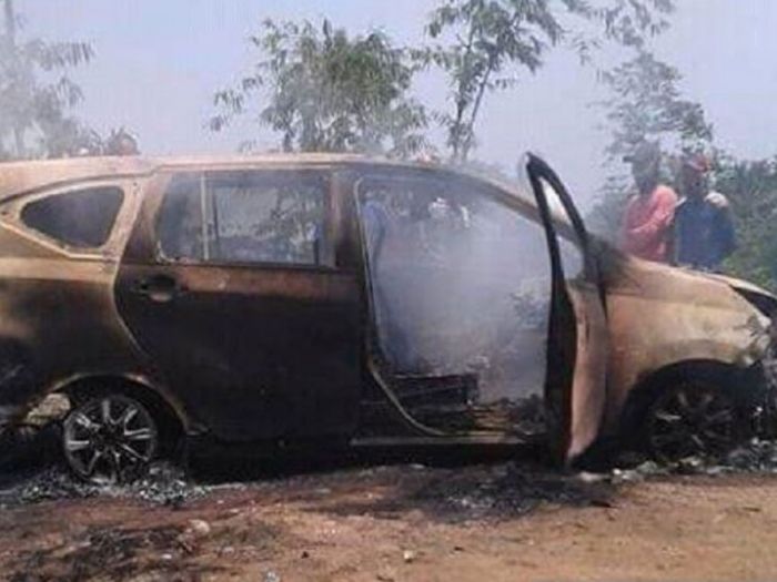 Minibus Toyota Cayla nopol B 2983 SZH yang hangus terbakar di Kampung Bondol, Desa Pondokkaso Tengah, Kecamatan Cidahu, Kabupaten Sukabumi.