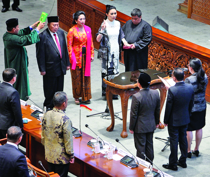 Ketua DPR RI Puan Maharani melantik anggota pergantian antarwaktu (PAW)